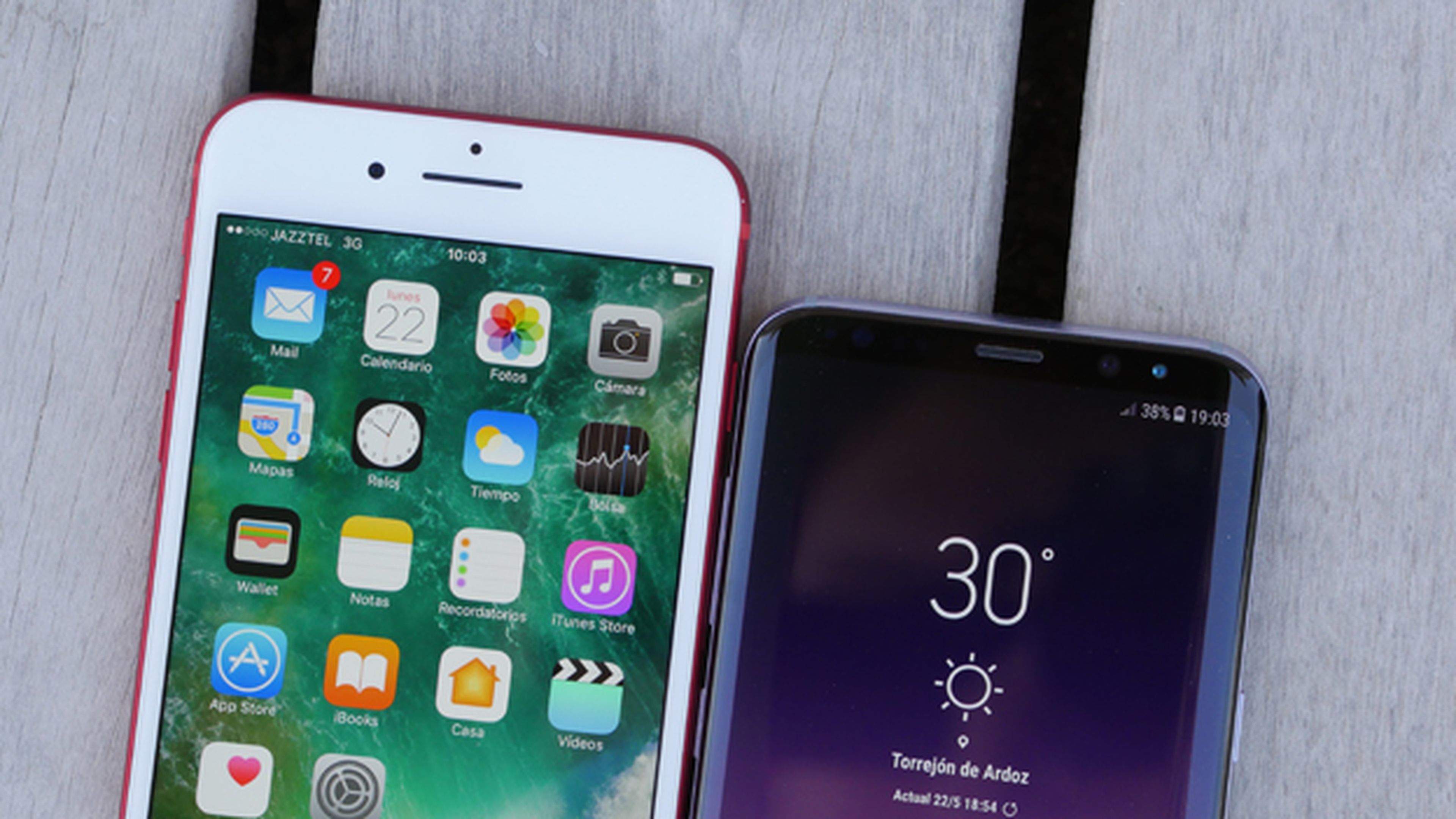 Repasemos primero las diferencias de diseño entre el iPhone y el móvil de Samsung