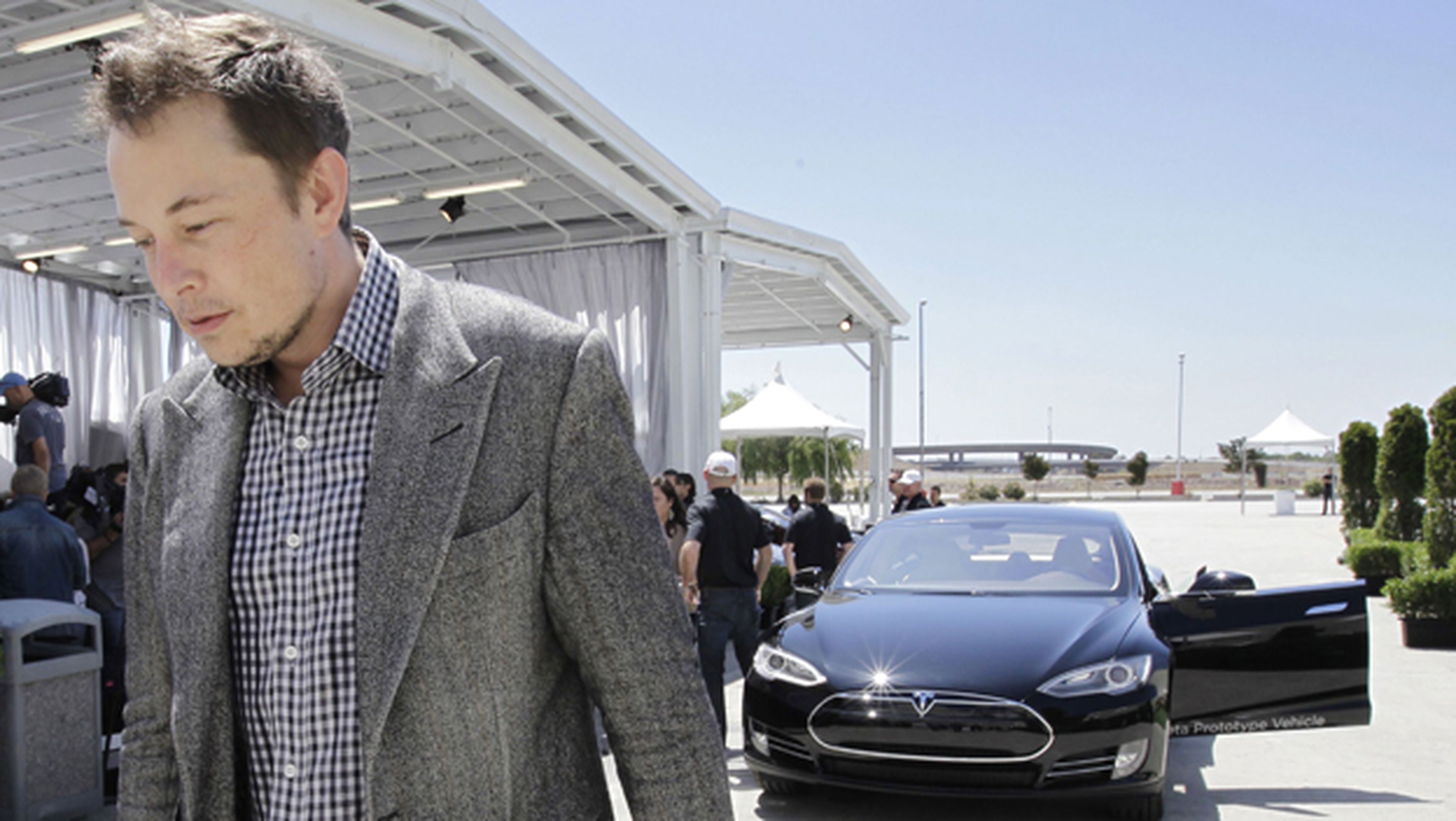 Elon Musk bajará en persona a las fábricas de Tesla