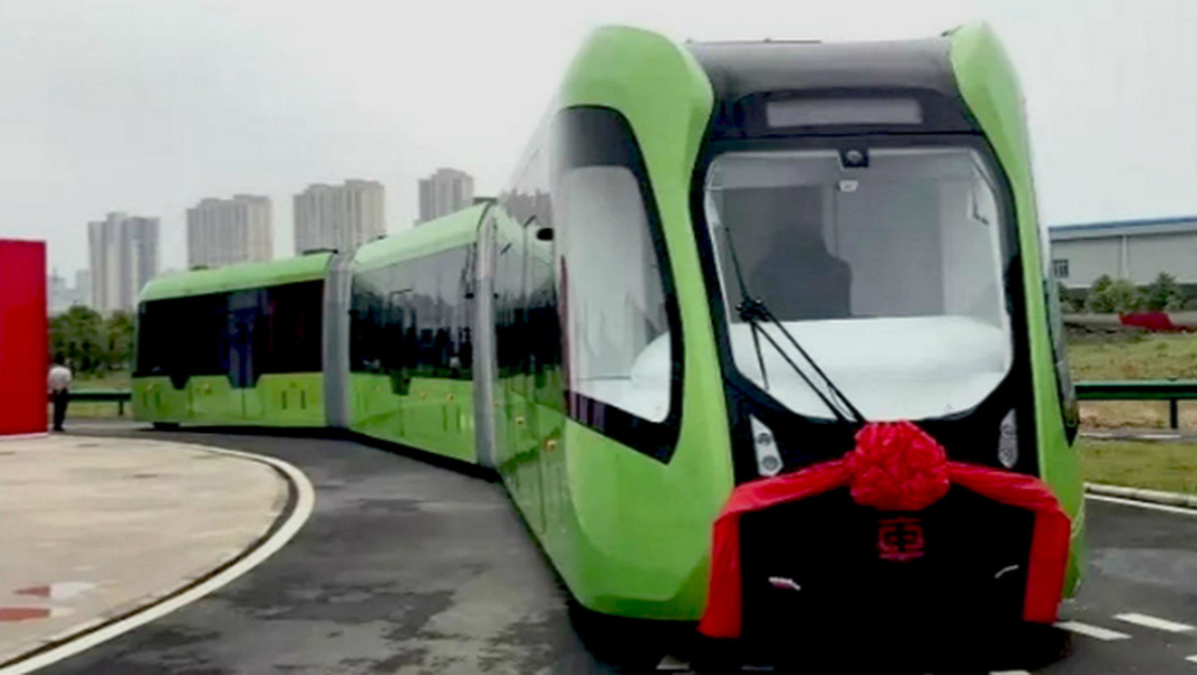 ¿Este curioso y sorprendente invento chino es un autobús o un tranvía?