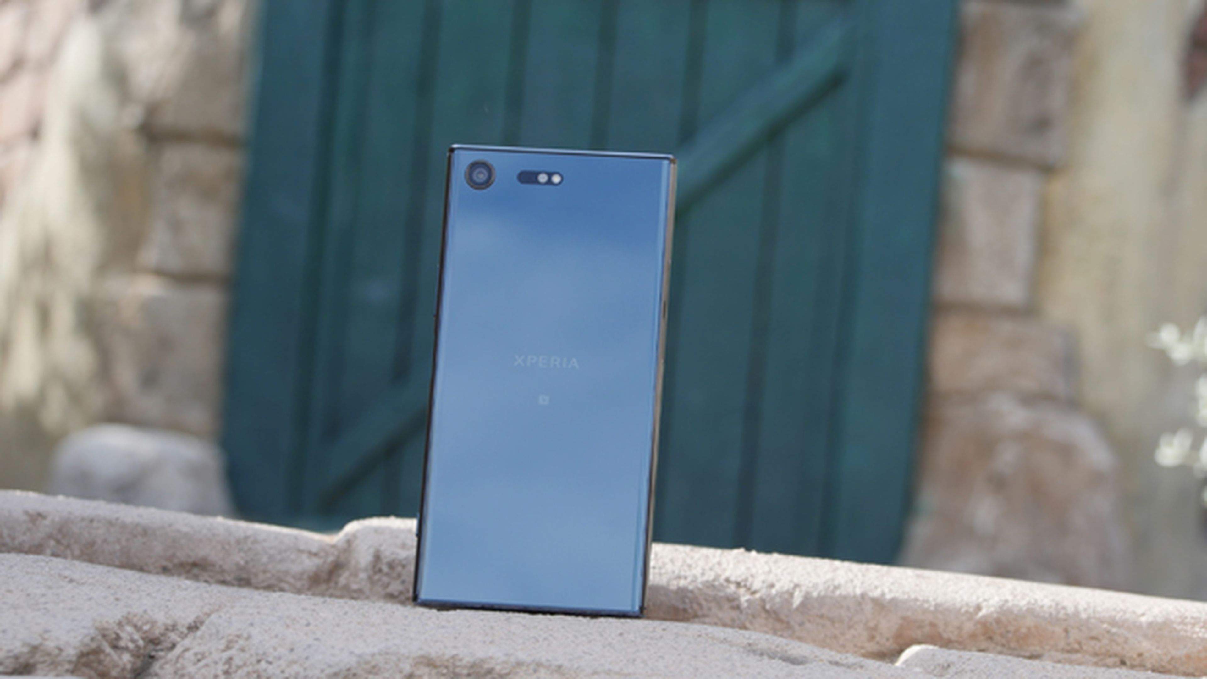 El efecto cristal espejo de la carcasa trasera del Sony Xperia XZ Premium