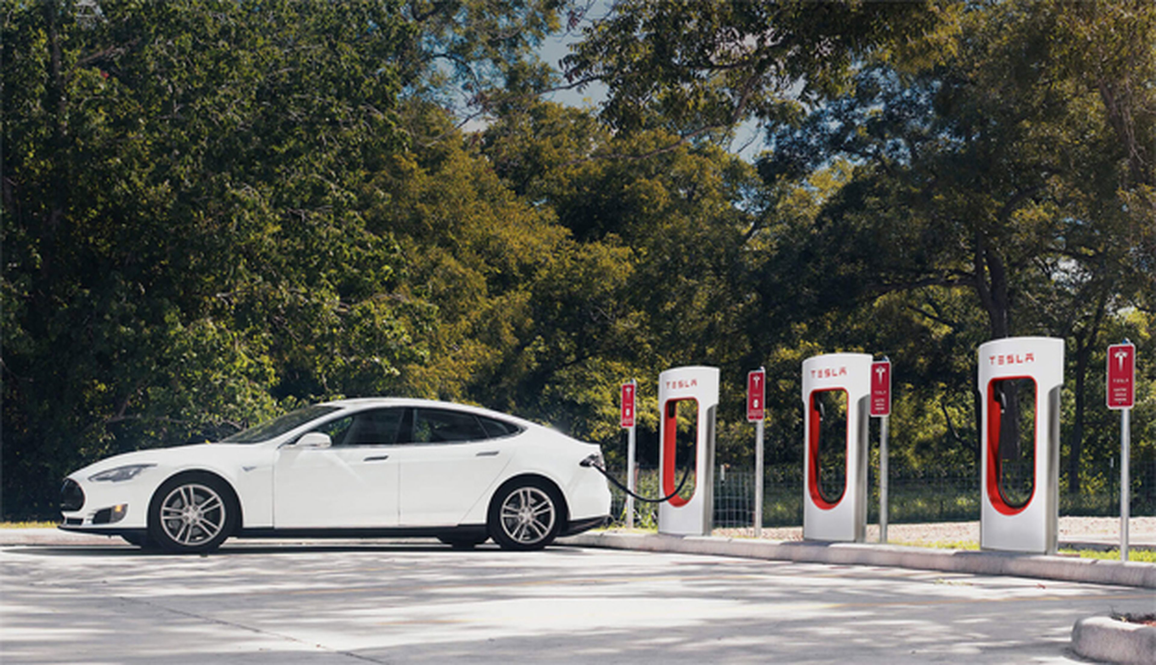 Un Tesla cargando la batería en un Supercharger