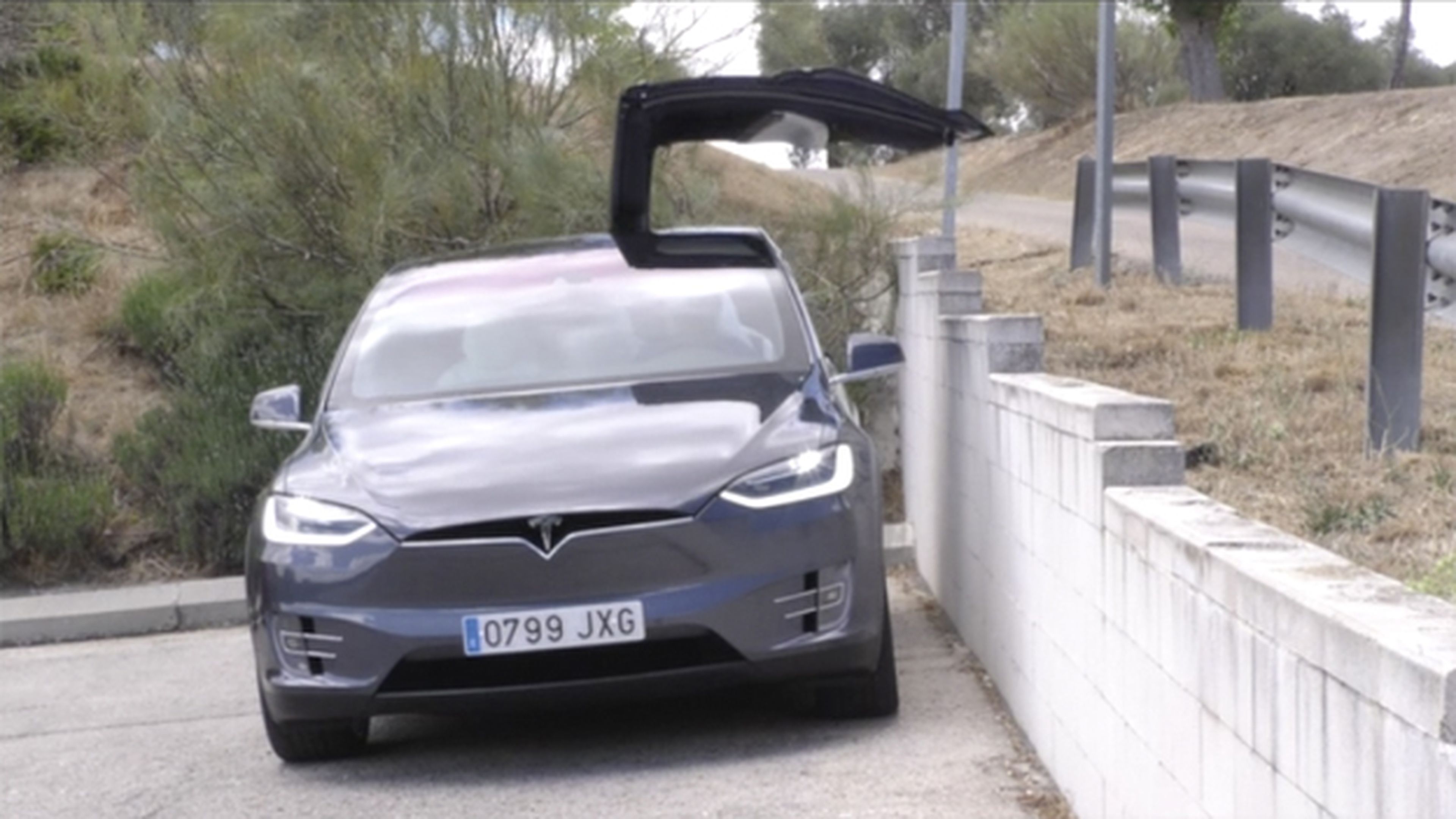 La puerta de ala de gaviota de Tesla se abre en casi cualquier circunstancia