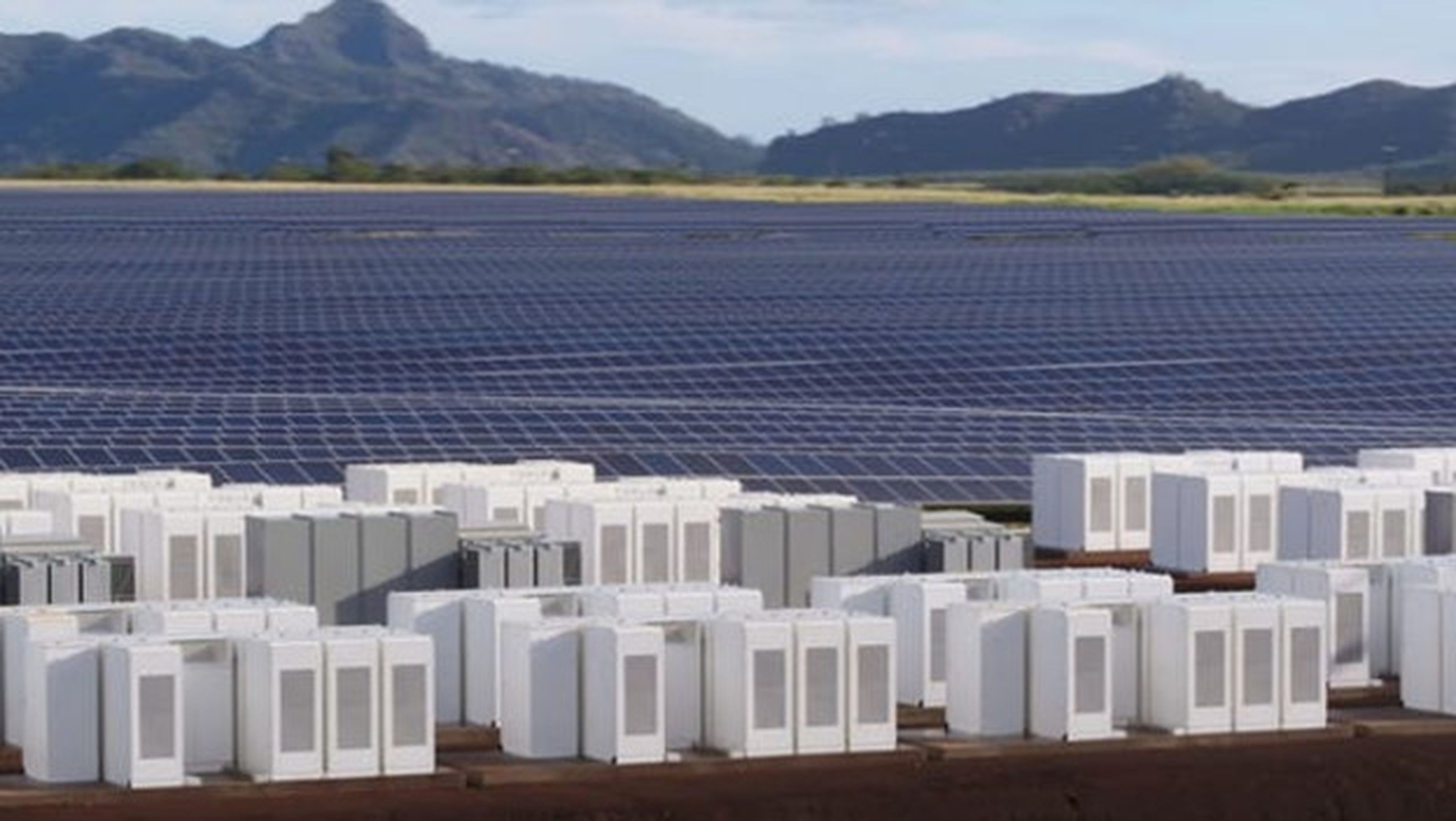 Placas solares y baterías Tesla.