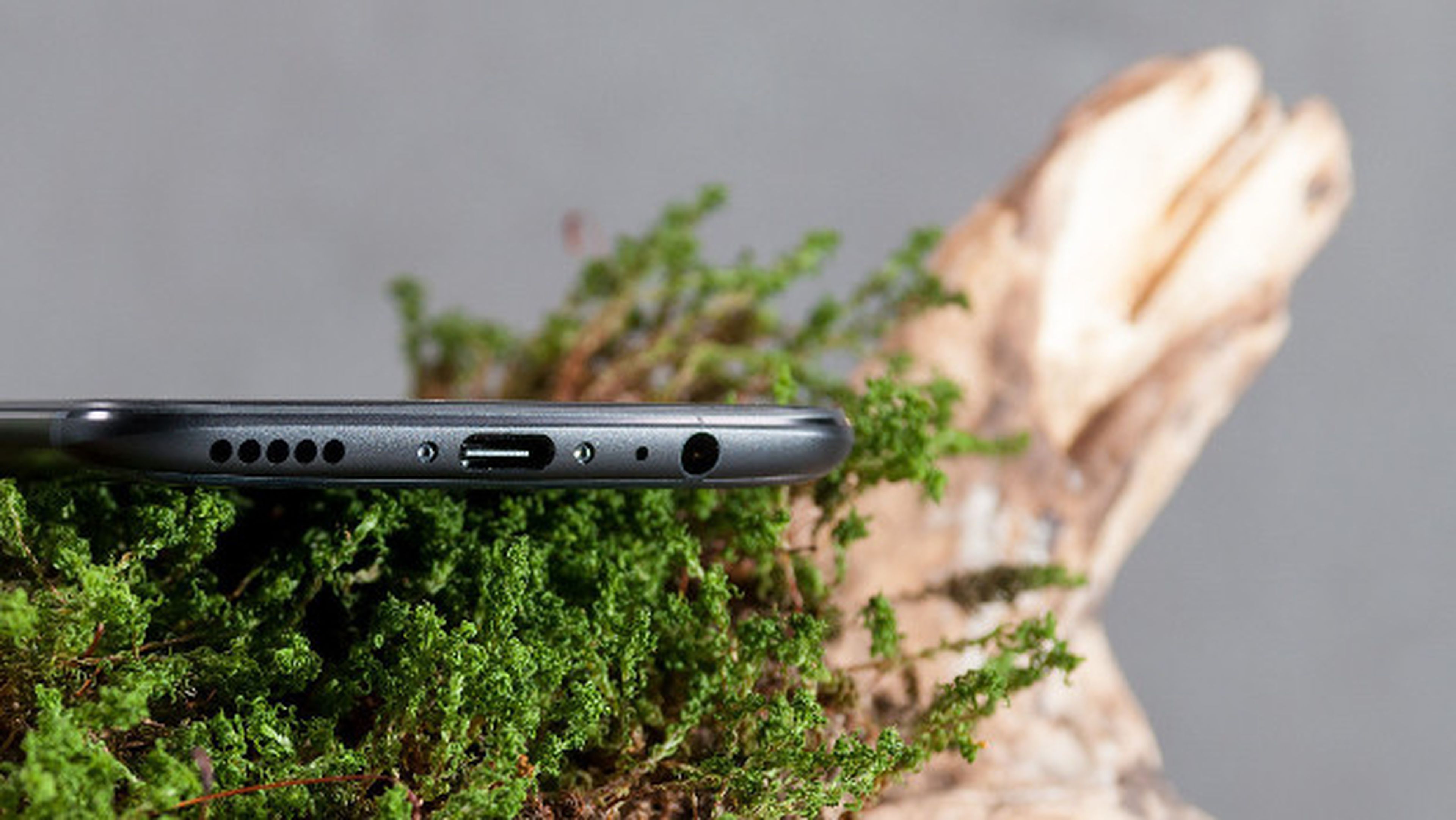 El OnePlus 5 sigue integrando el altavoz en la parte inferior izquierda del marco.