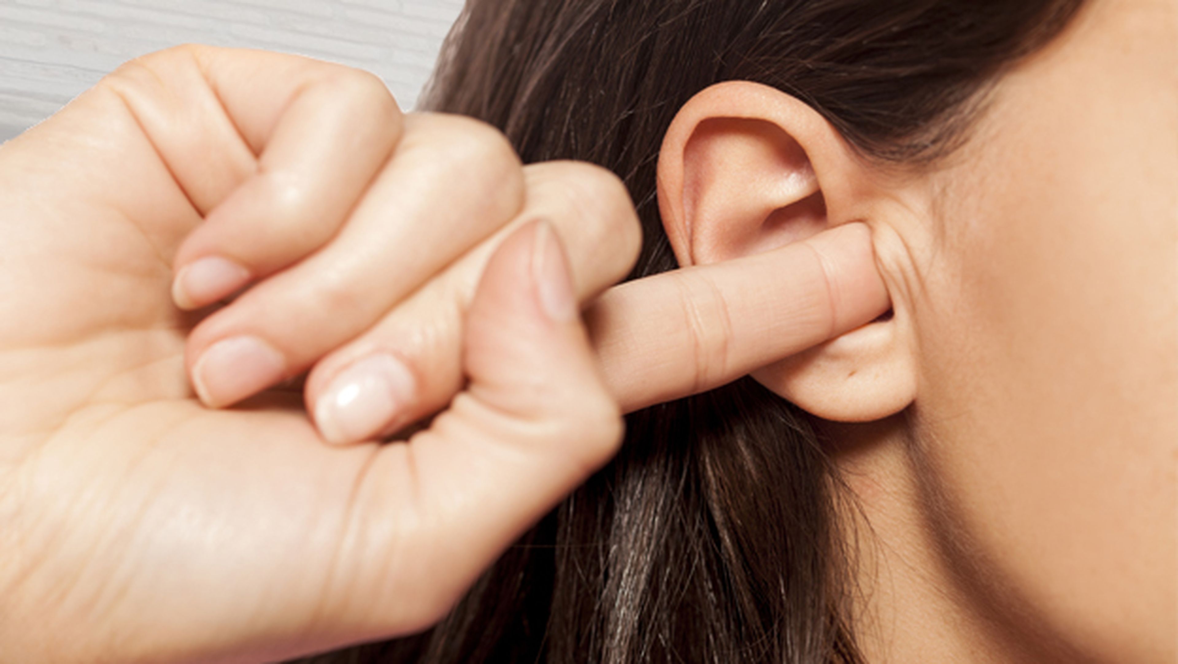 Cómo quitar la cera en los oídos