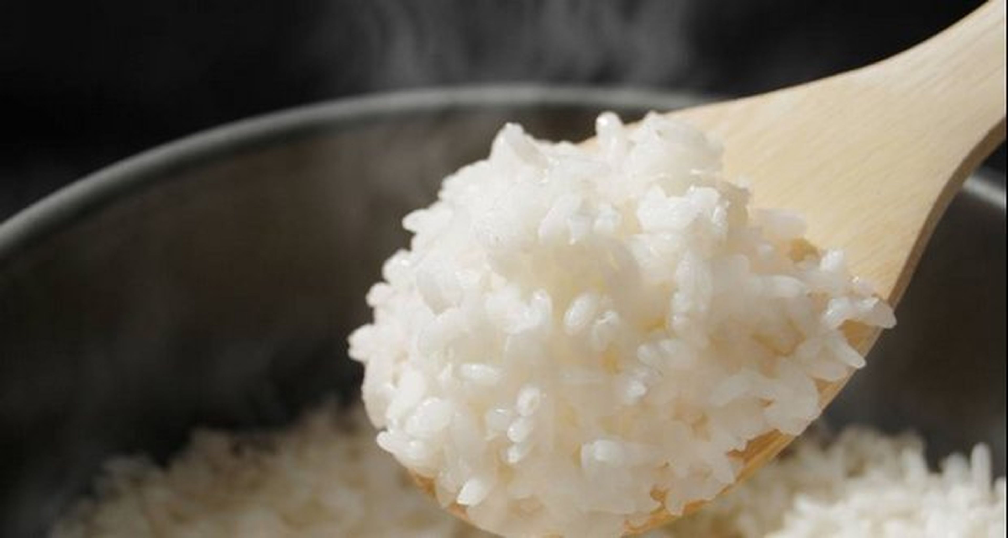 Con este sencillo truco reduces las calorías del arroz a la mitad