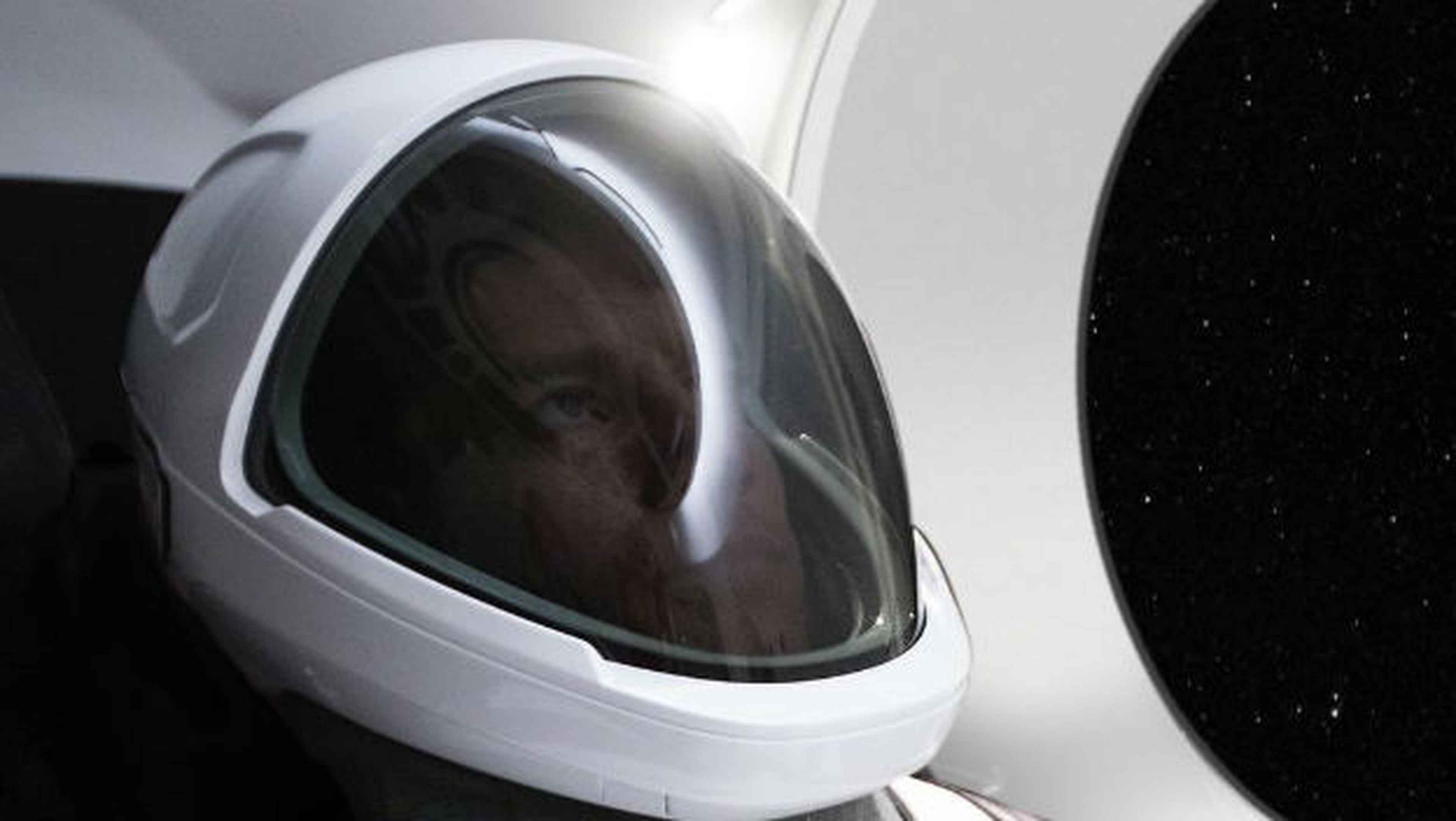 Elon Musk enseña por Instagram la primera foto de sus trajes espaciales
