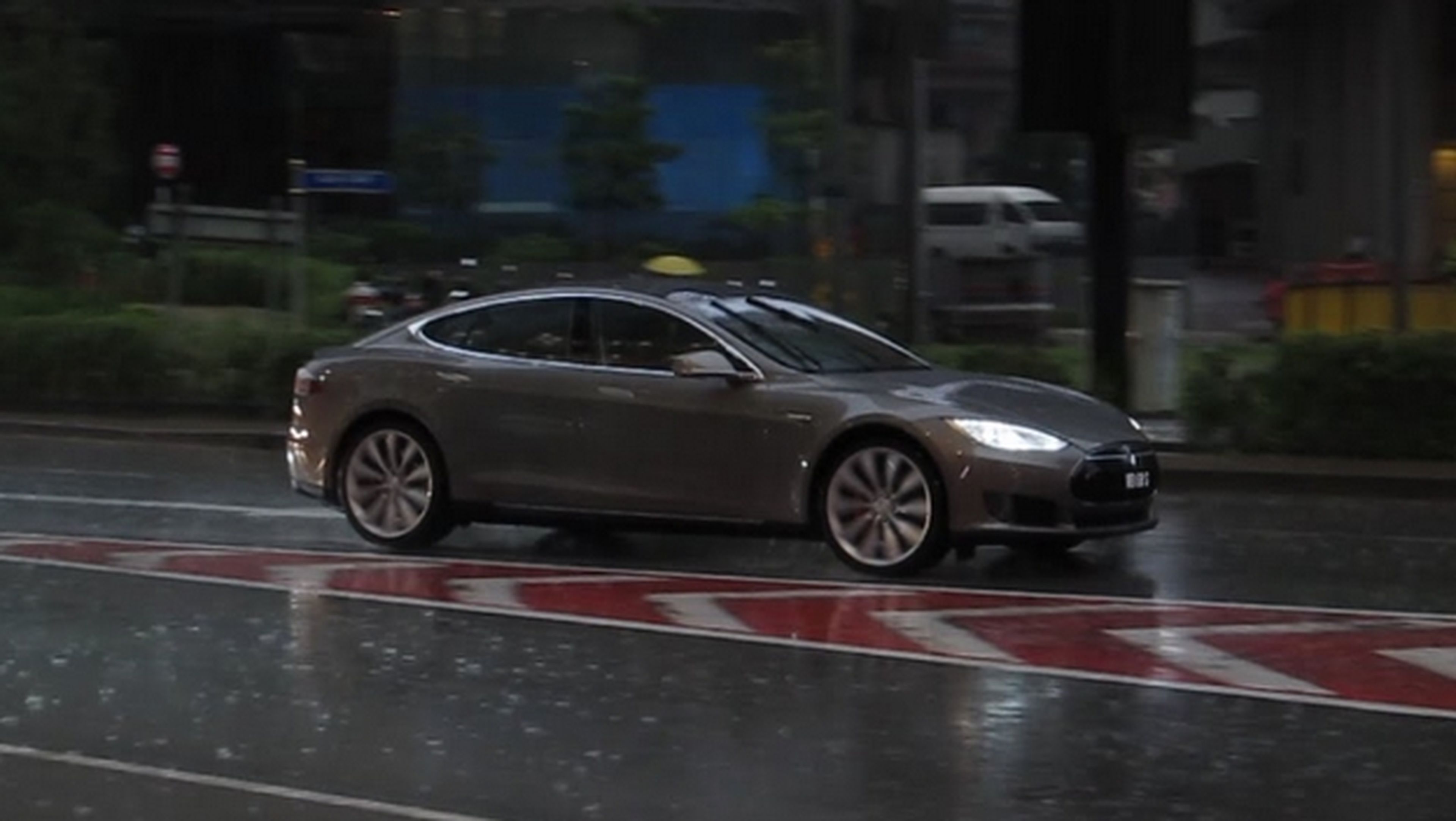 Tesla alarga la autonomía de sus coches para escapar del huracán