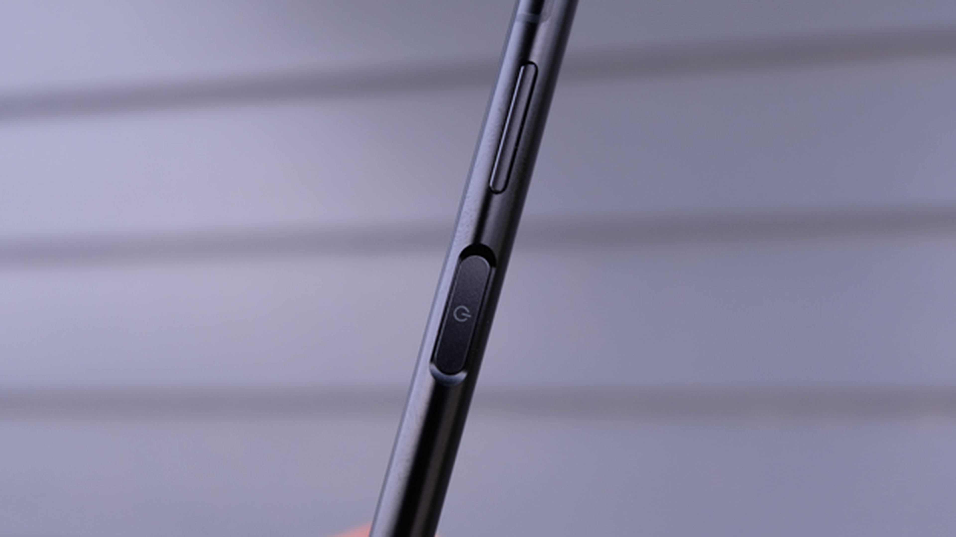 El botón de Encendido del Sony Xperia XZ1 es, al mismo tiempo, también el lector de huellas