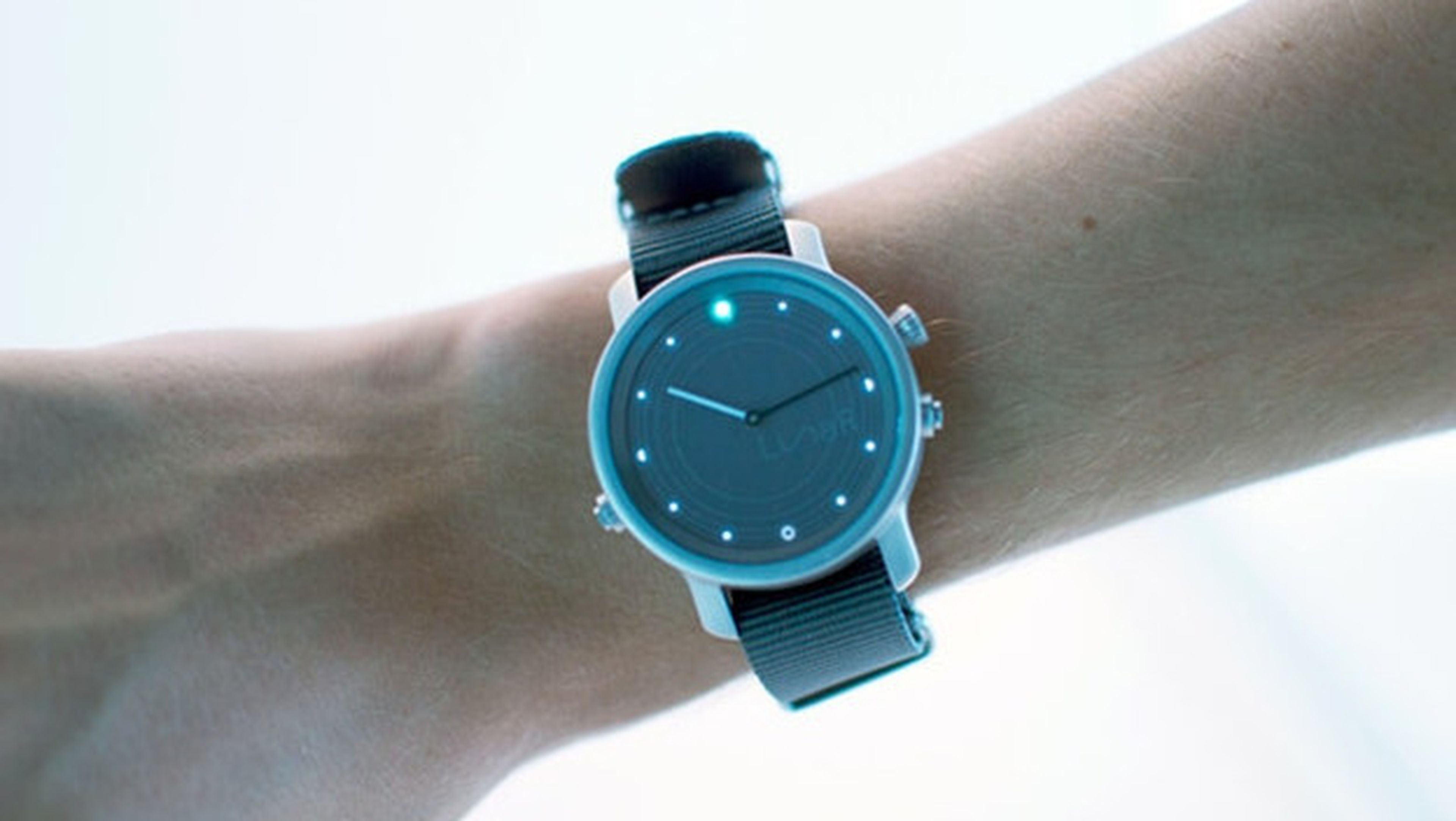 LunaR, el primer smartwatch con batería infinita gracias a la energía solar.