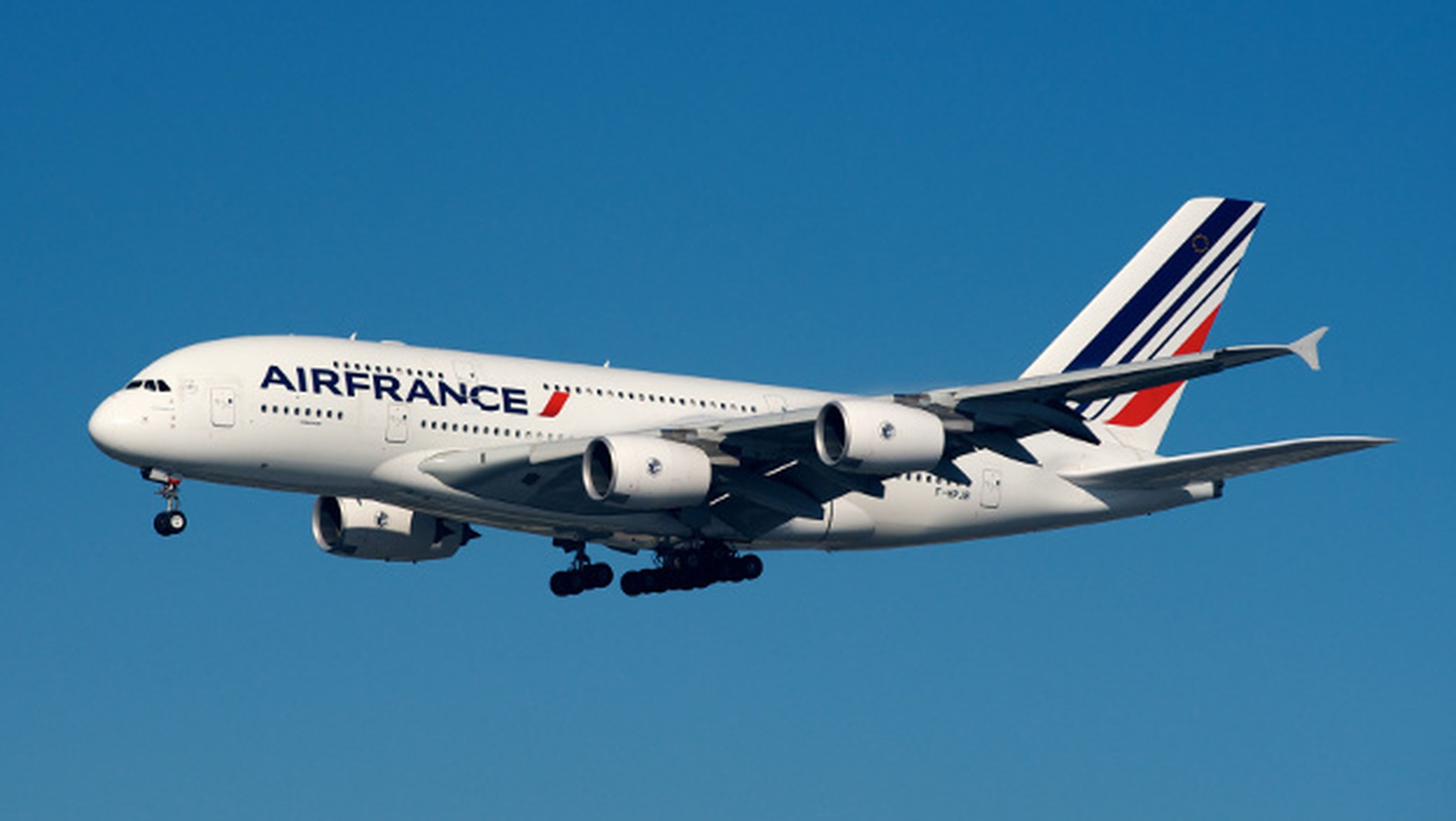 Vuelo de Air France tuvo que aterrizar de emergencia por una explosión en el motor.