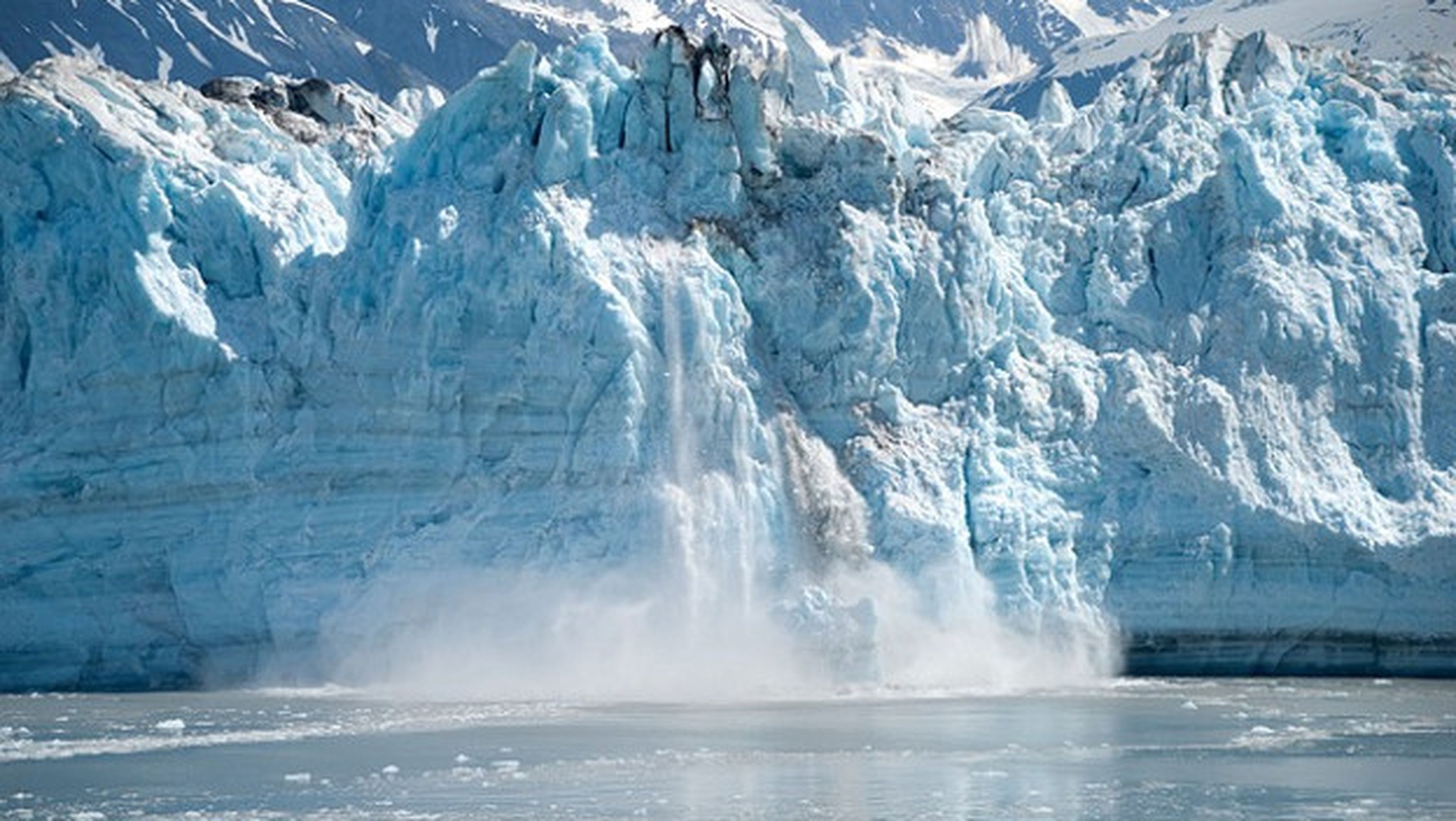 Un Glaciar se desprende y revela un ecosistema con mucha vida.