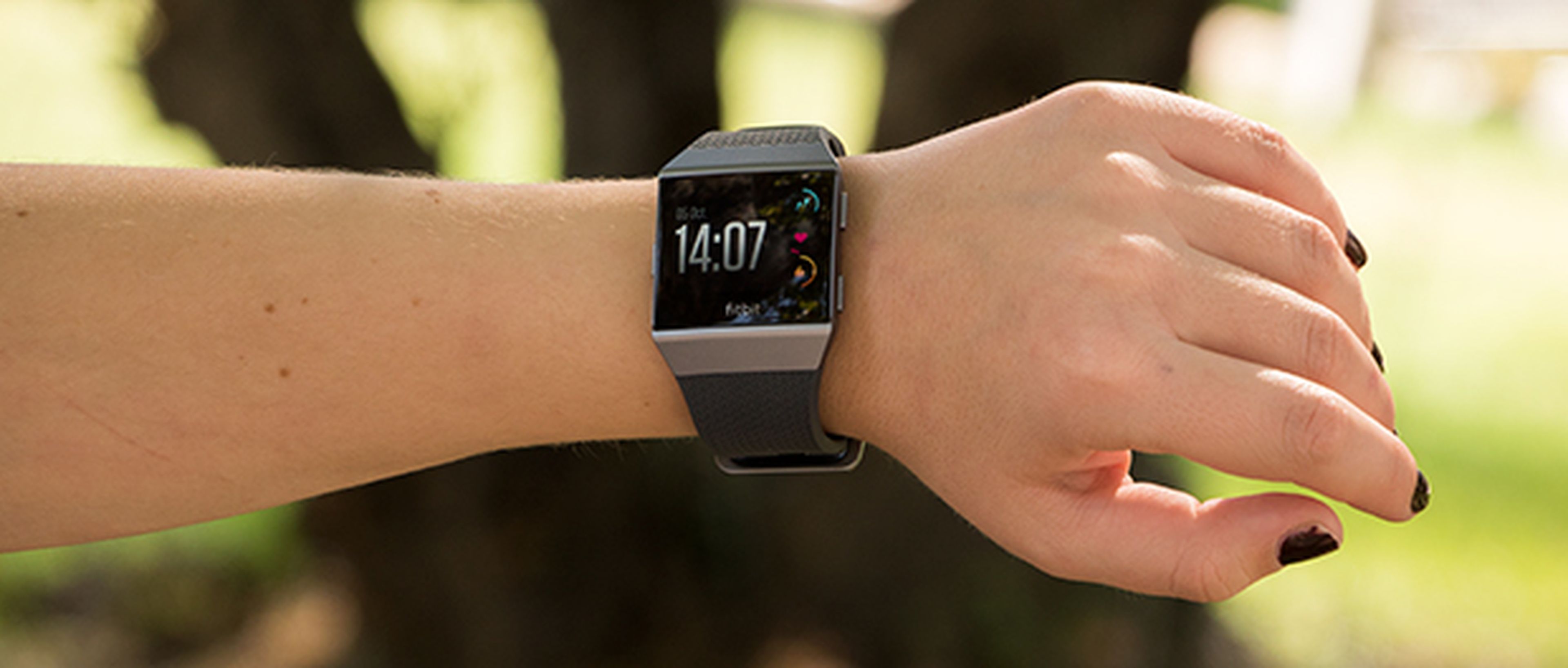Pasa el ratón por encima de la imagen para ver las diferencias entre el Fitbit Ionic y el Apple Watch Series 3