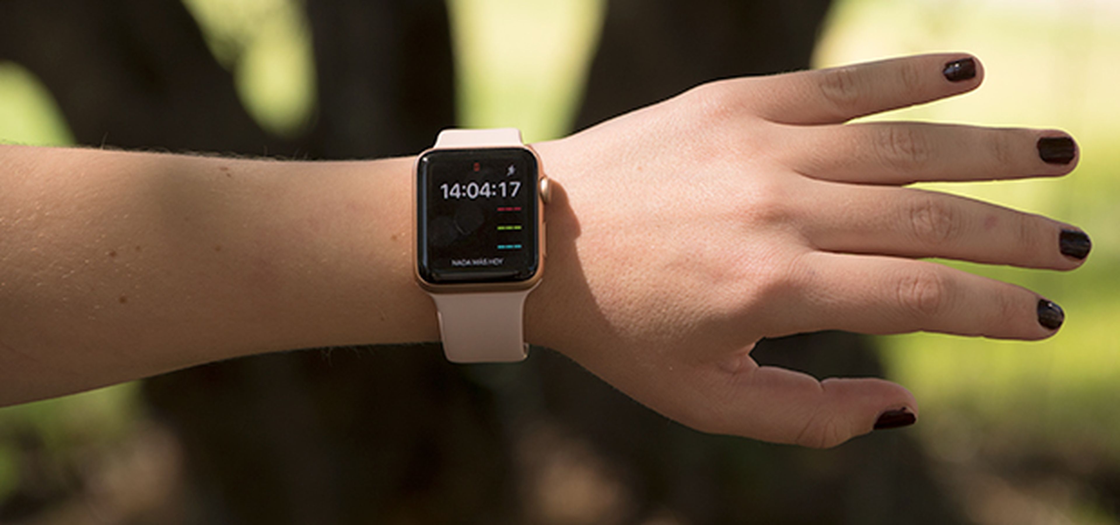 Pasa el ratón por encima de la imagen para ver las diferencias entre el Fitbit Ionic y el Apple Watch Series 3