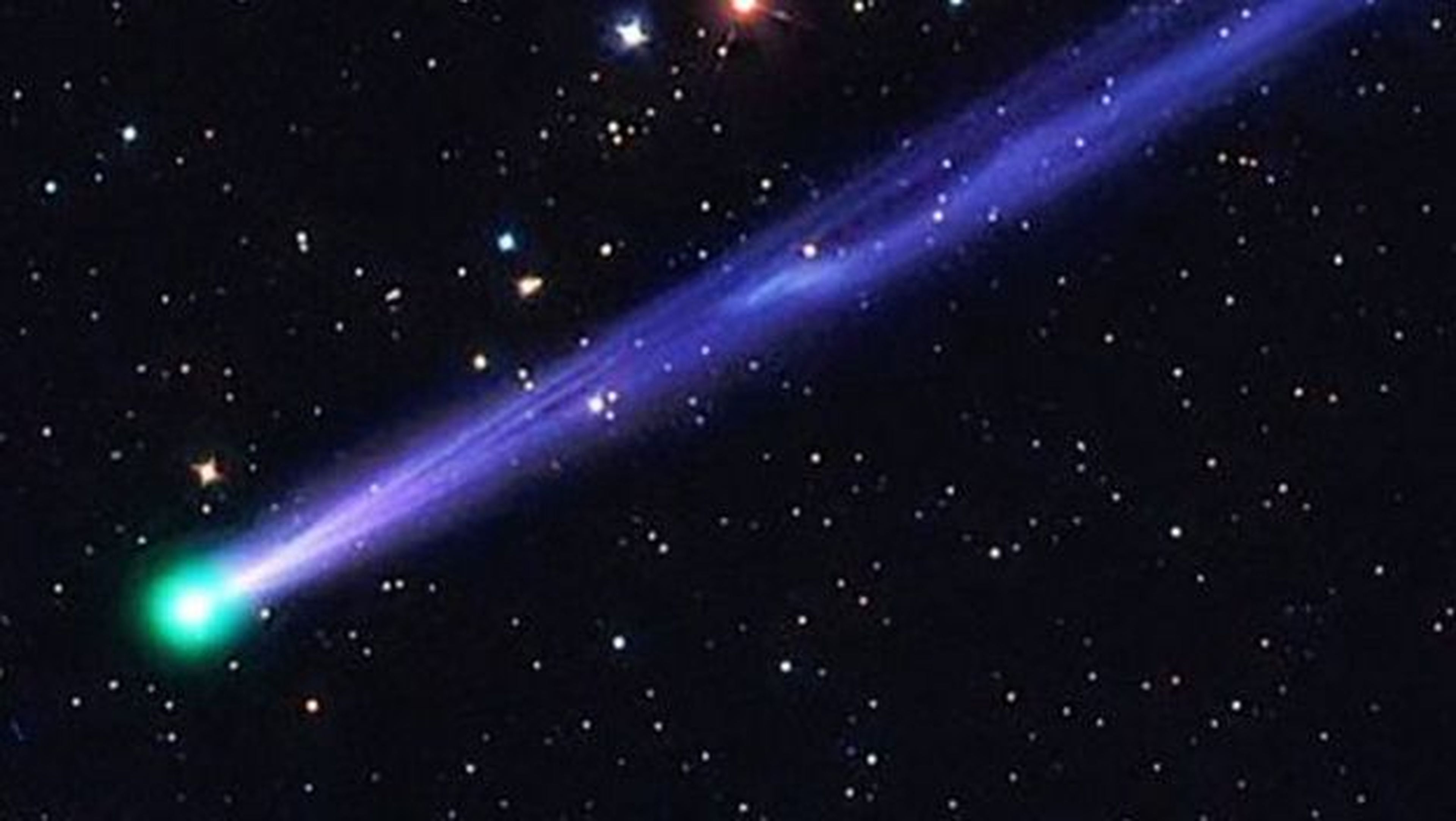cometa con prismaticos