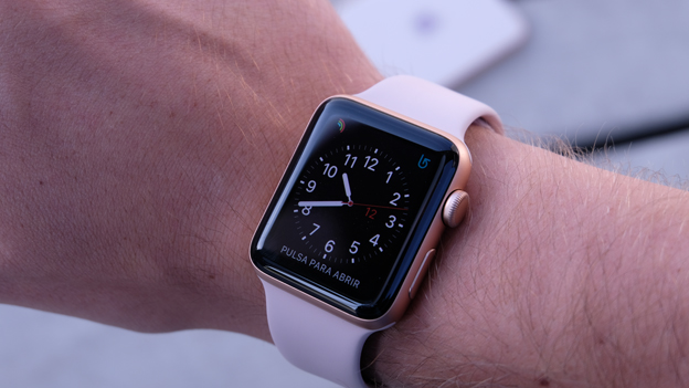 En que mano se online pone el apple watch