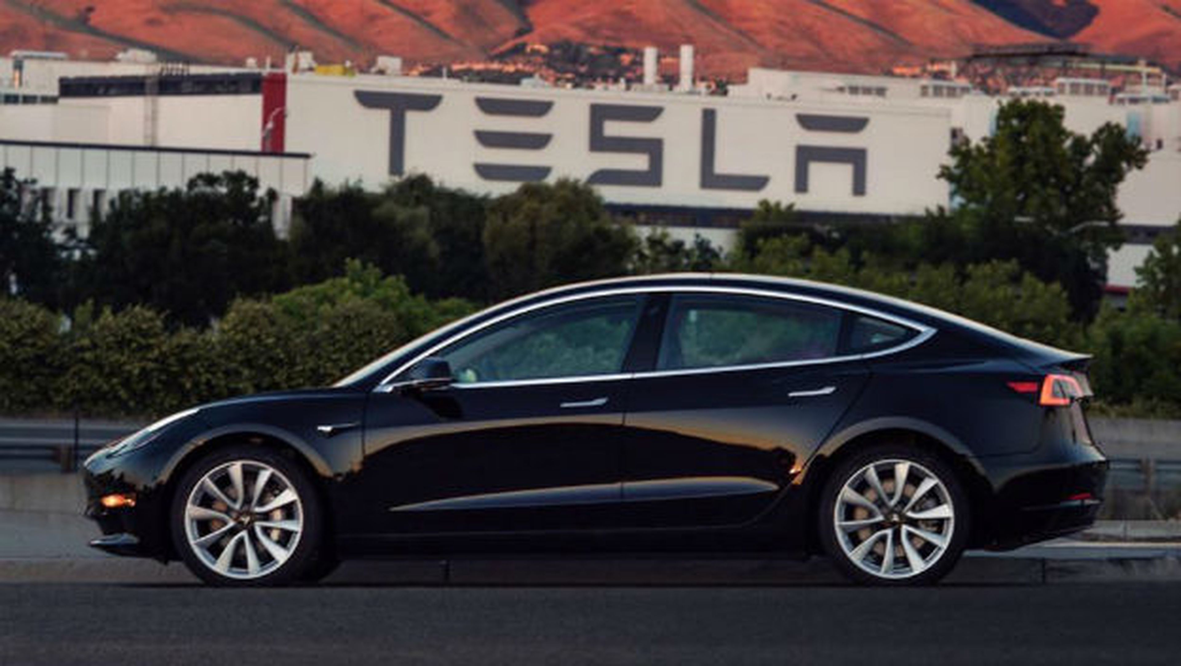 La escasa producción del Model 3 provoca una crisis y despidos en Tesla.