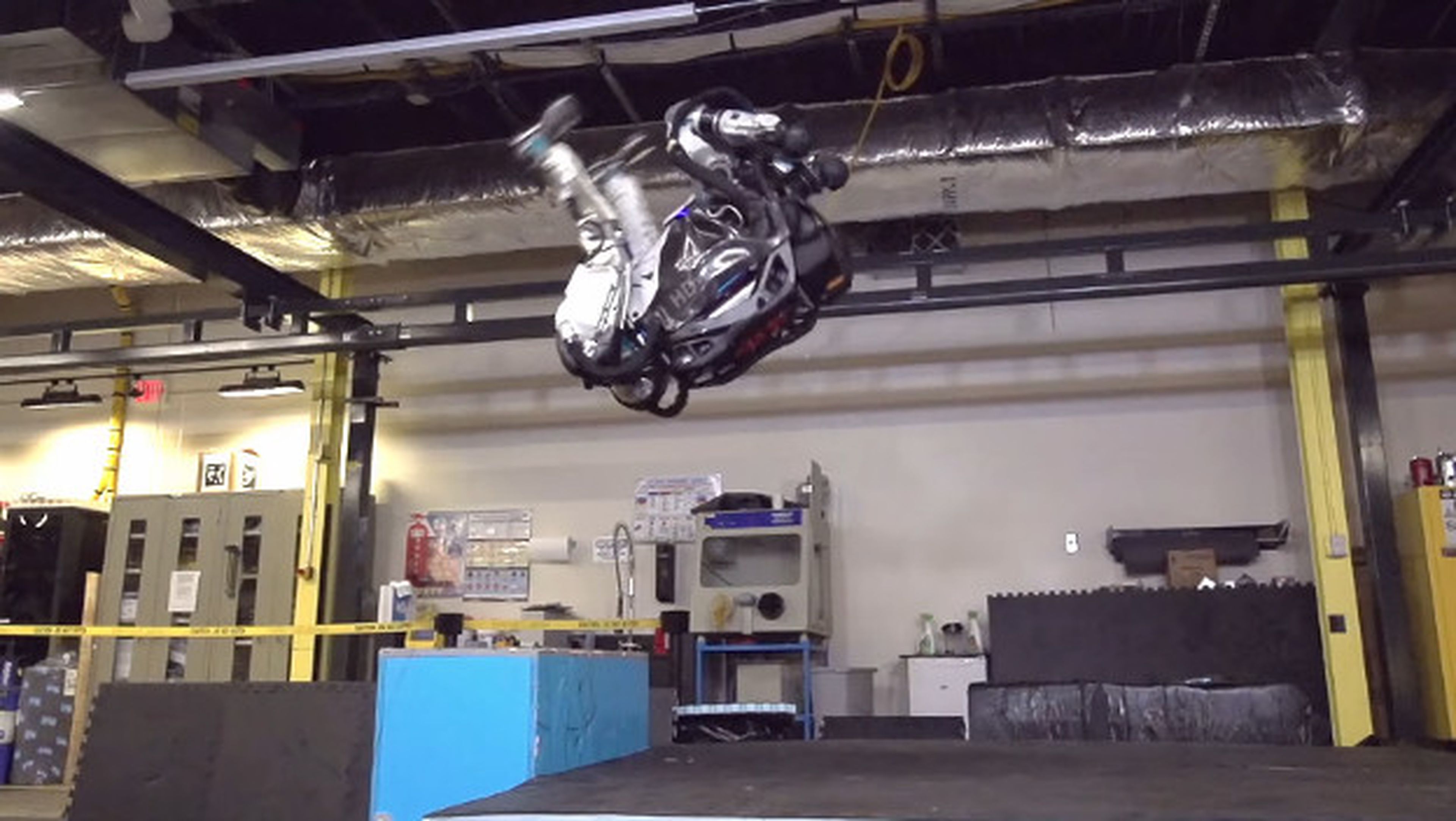 Atlas, el robot de Boston Dynamics que puede saltar y dar voleteretas.