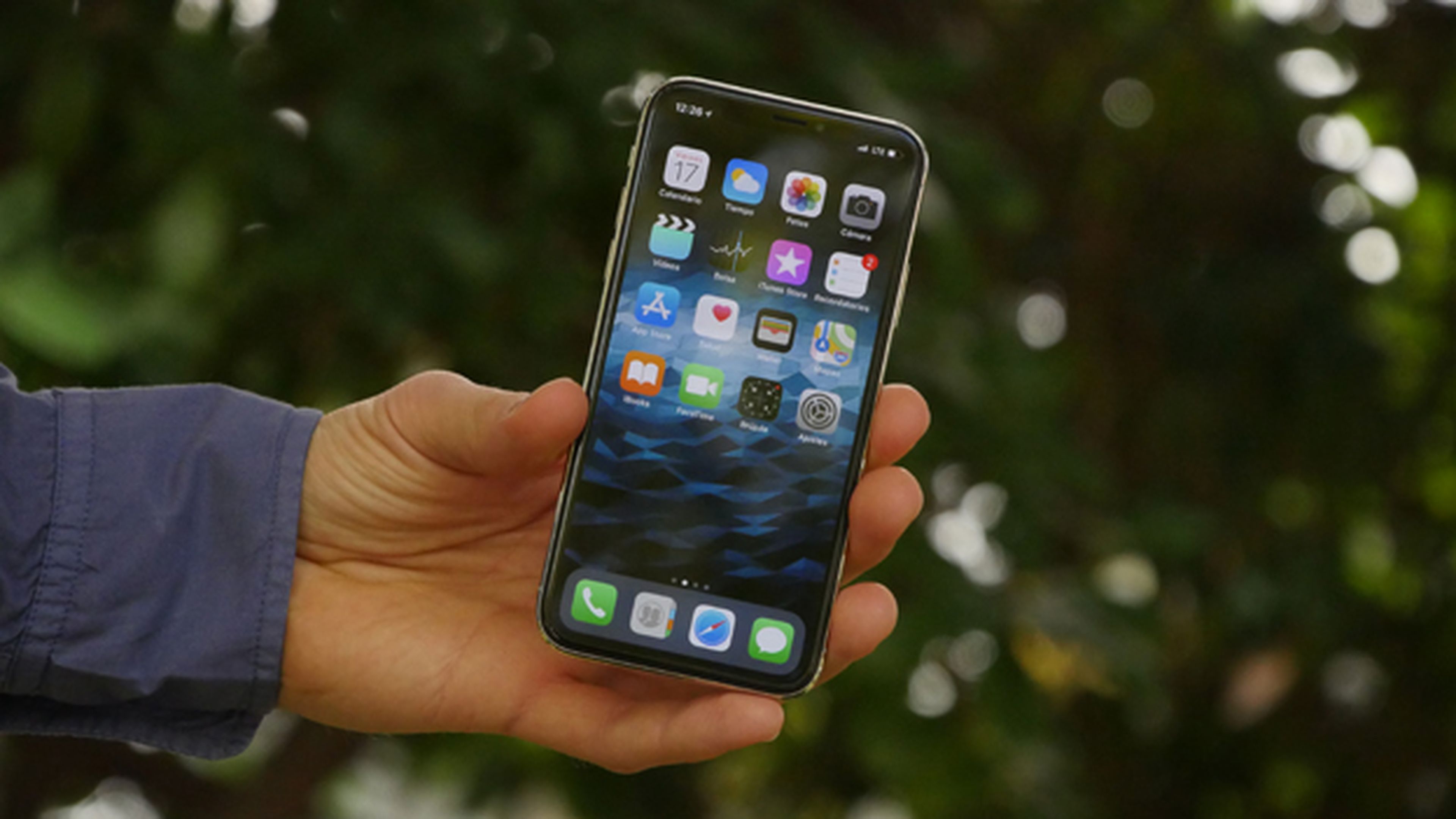 Por sus dimensiones, este móvil está a medio camino entre un iPhone 8 Plus y un iPhone 8