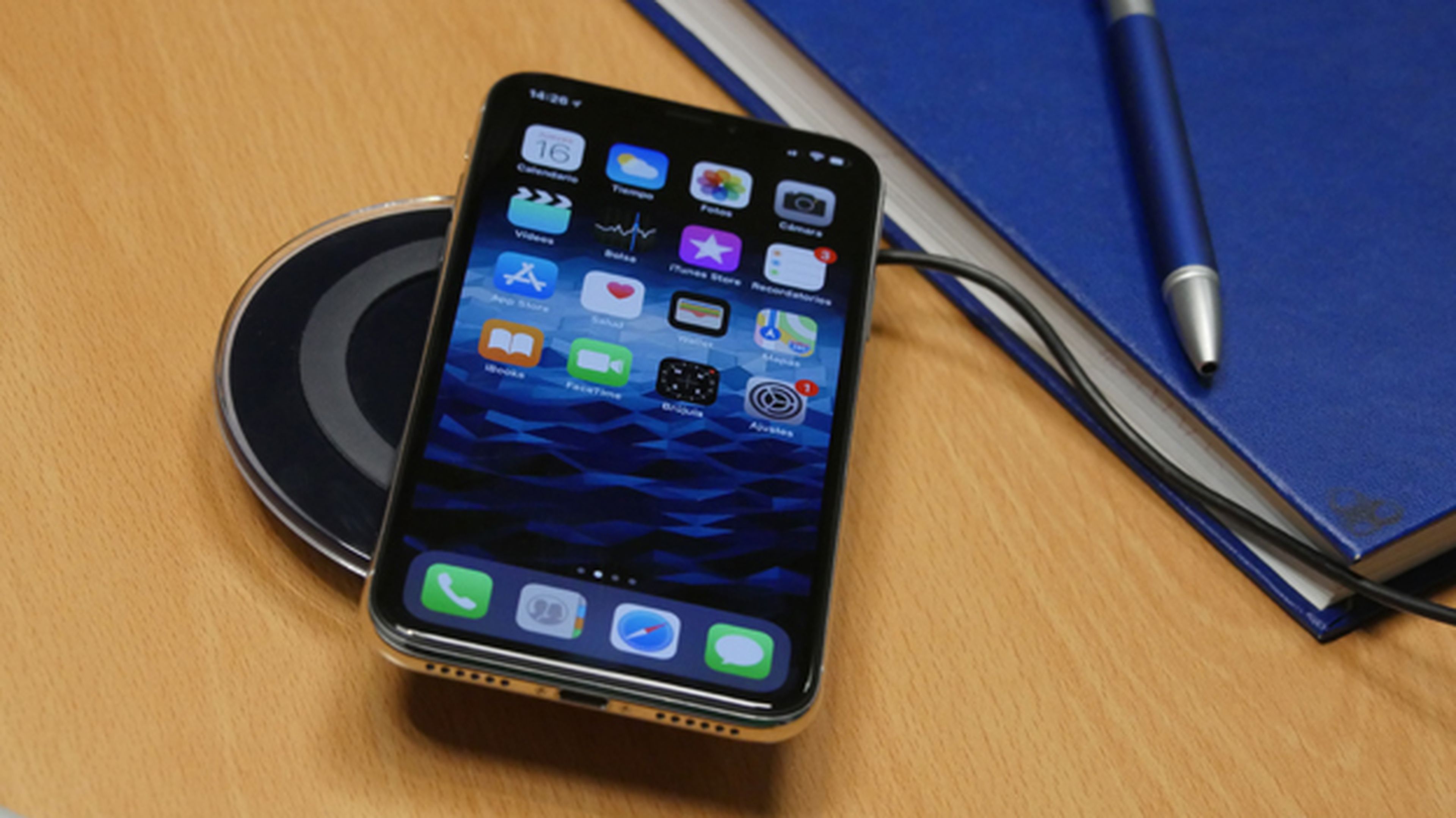 El iPhone X sobre un cargador inalámbrico