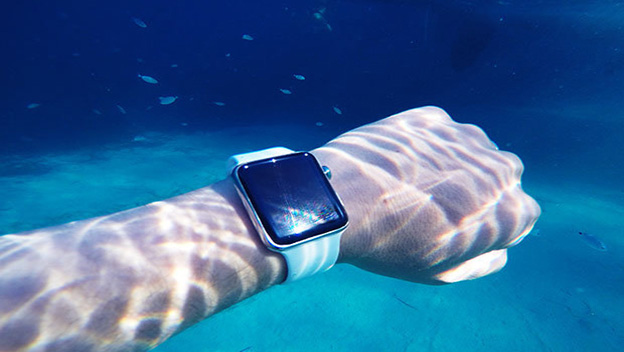 Surfista usa su Apple Watch para no ser devorado por tiburones