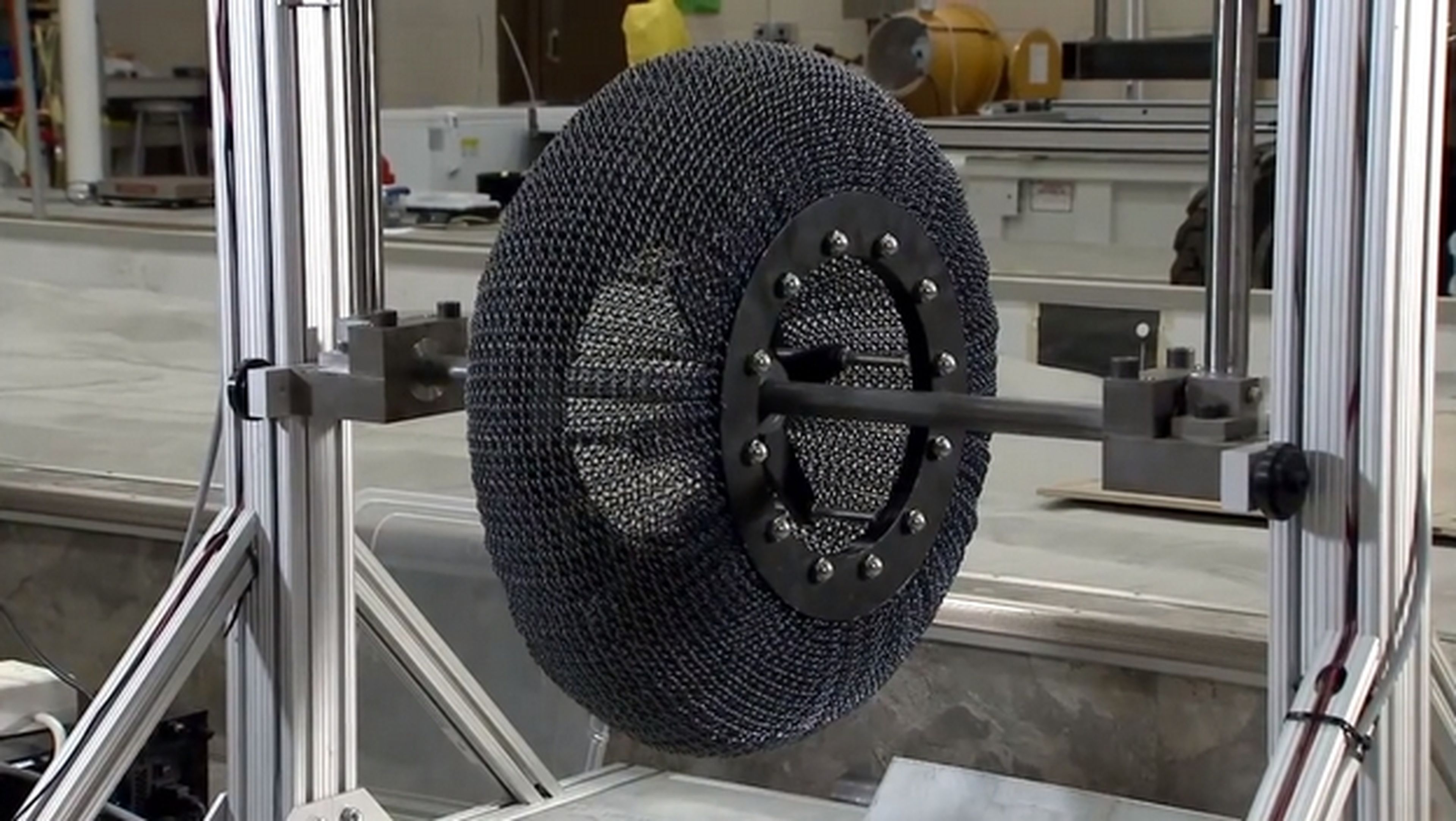 La NASA inventa una rueda de titanio flexible que nunca se pincha