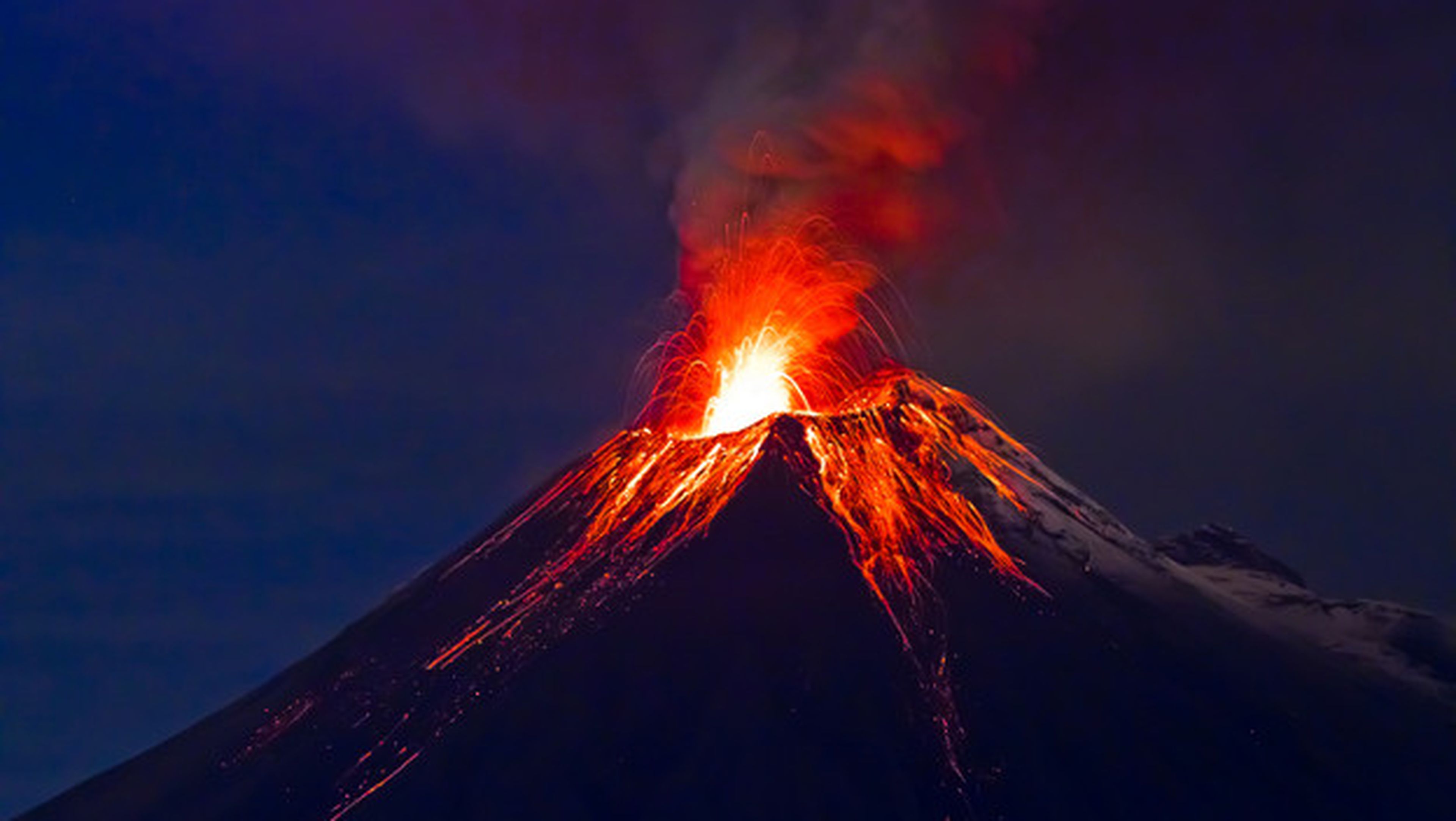 La erupción del volcán de Monte Agung puede provocar la cancelación de cientos de vuelos estas navidades.