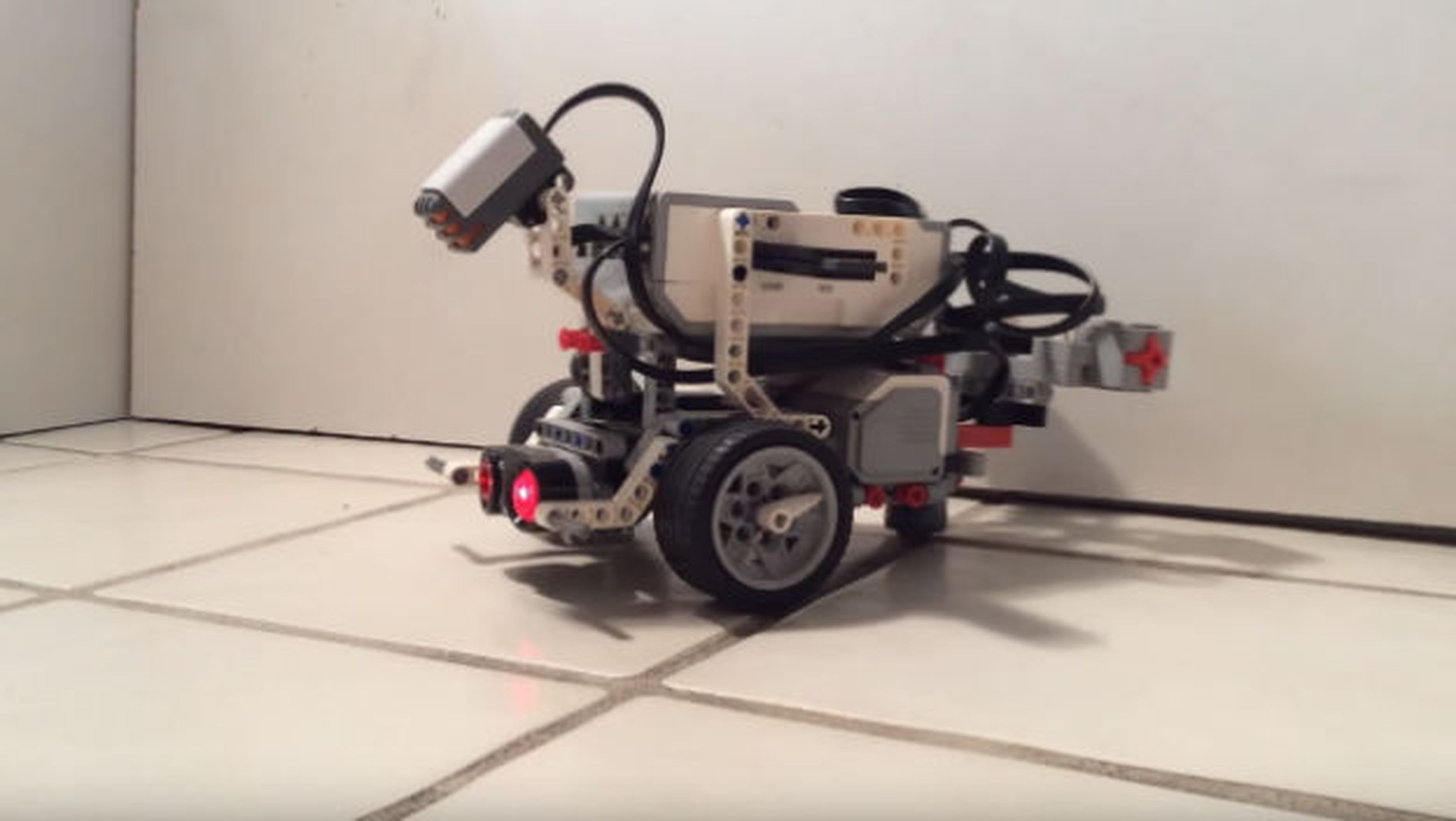Este robot LEGO funciona con el cerebro de una hormiga.