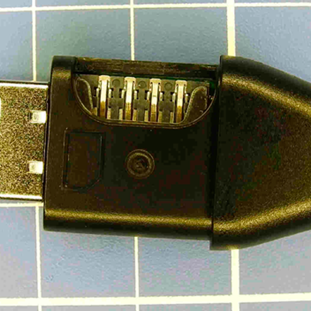 Así son los cables USB que esconden un micrófono espía dentro