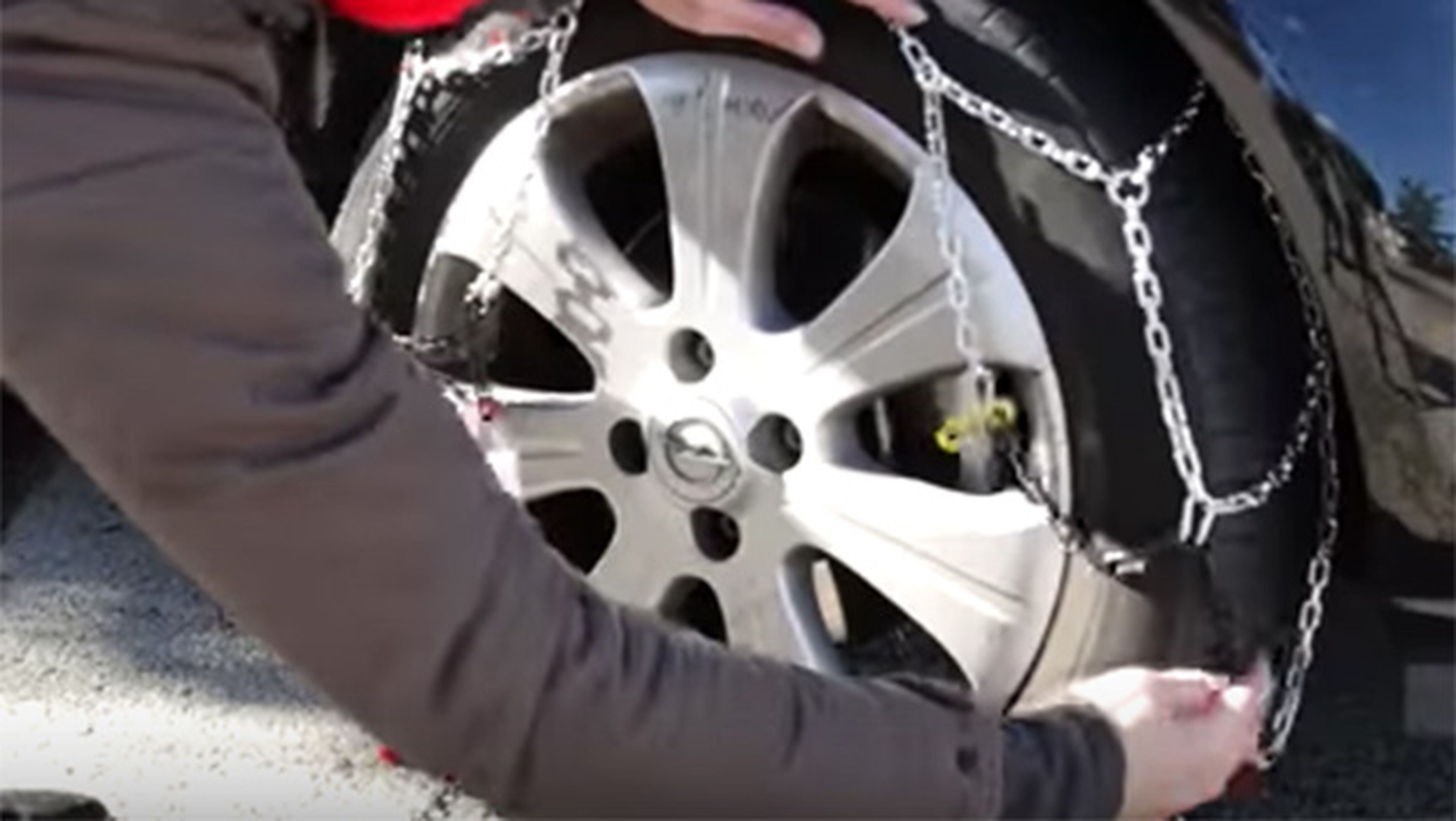 En este vídeo te enseñamos cómo poner las cadenas de nieve para el coche