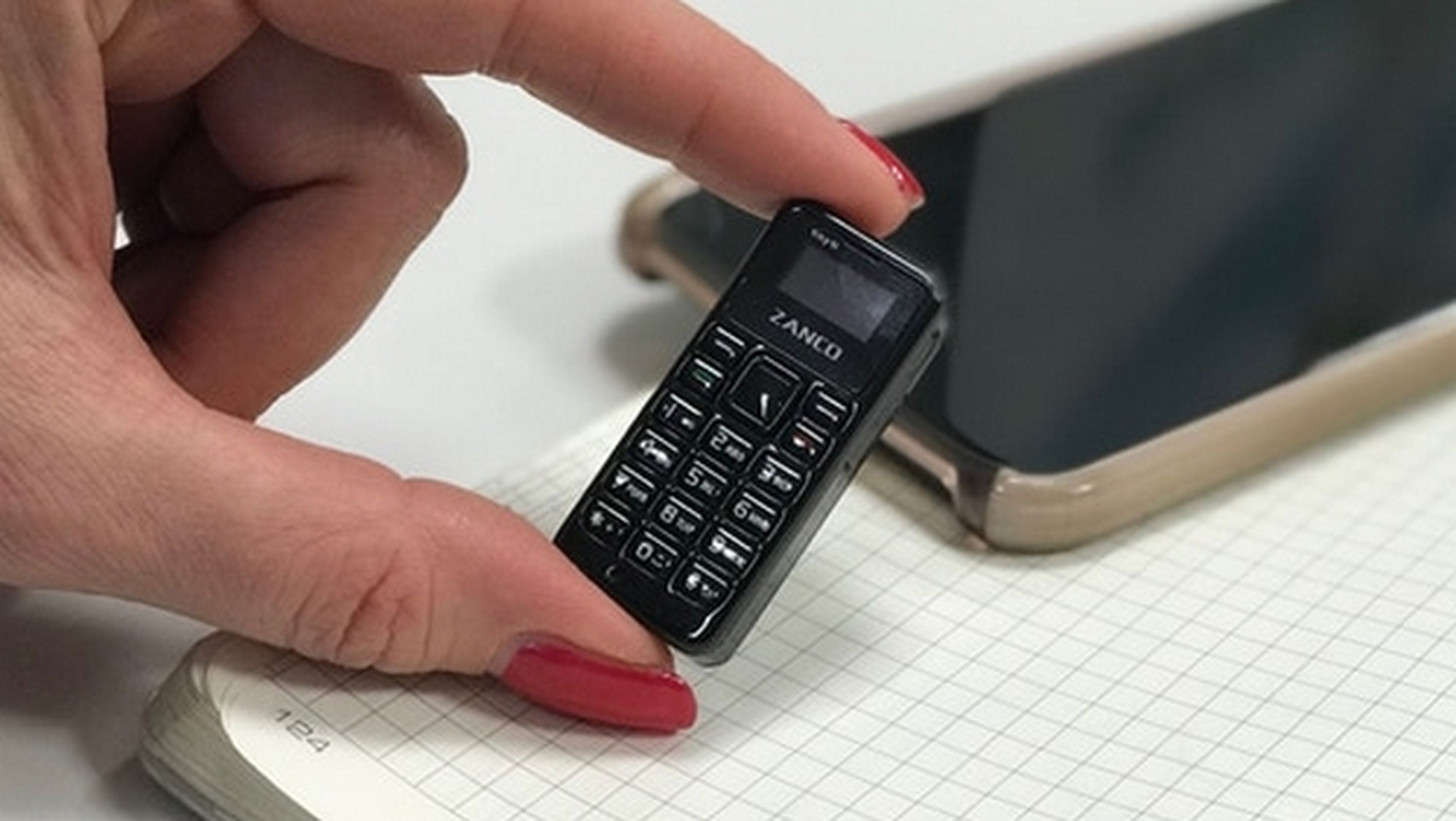 Este es el móvil más pequeño del mundo