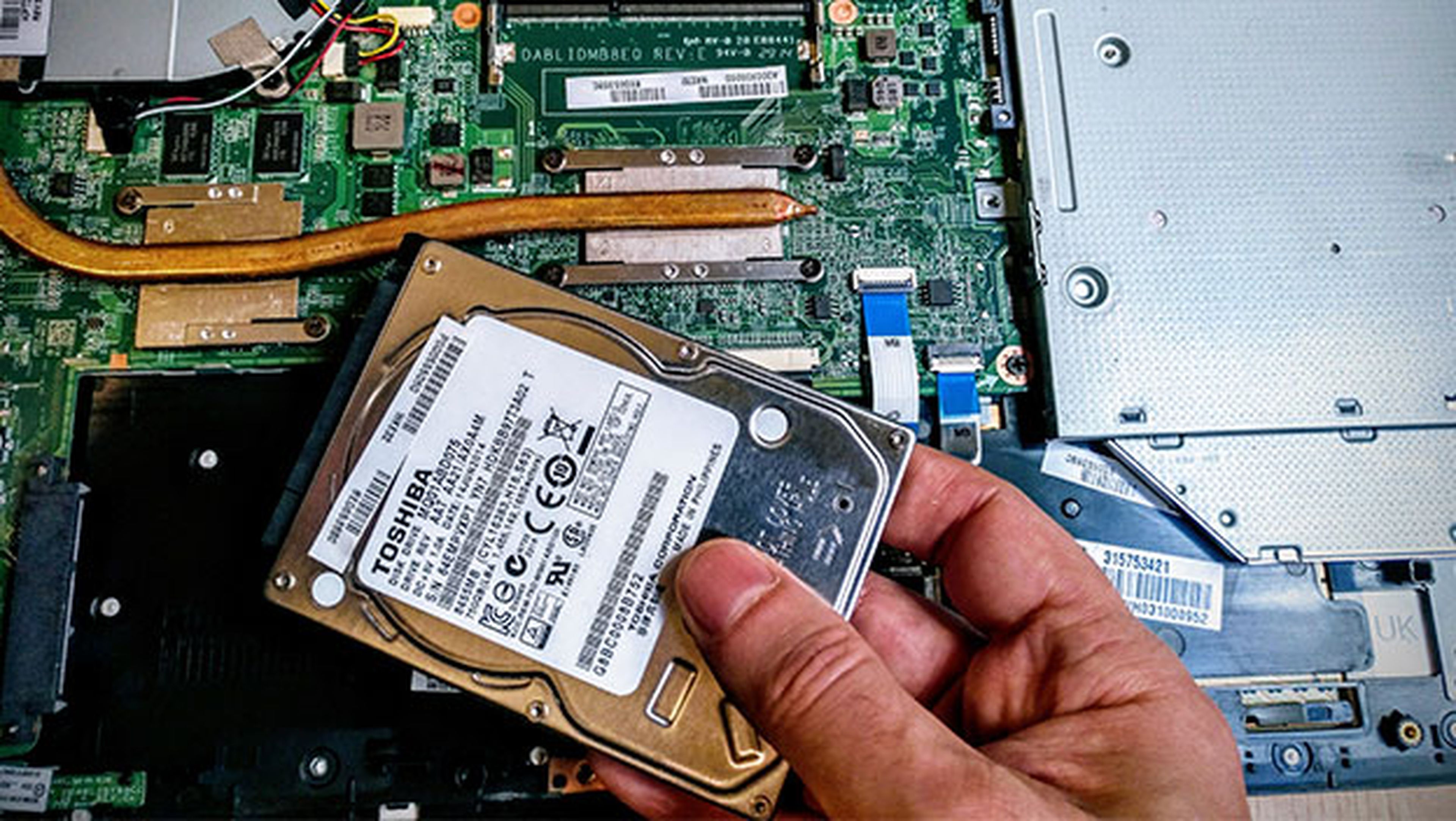Cómo cambiar el disco duro de tu portátil por un SSD