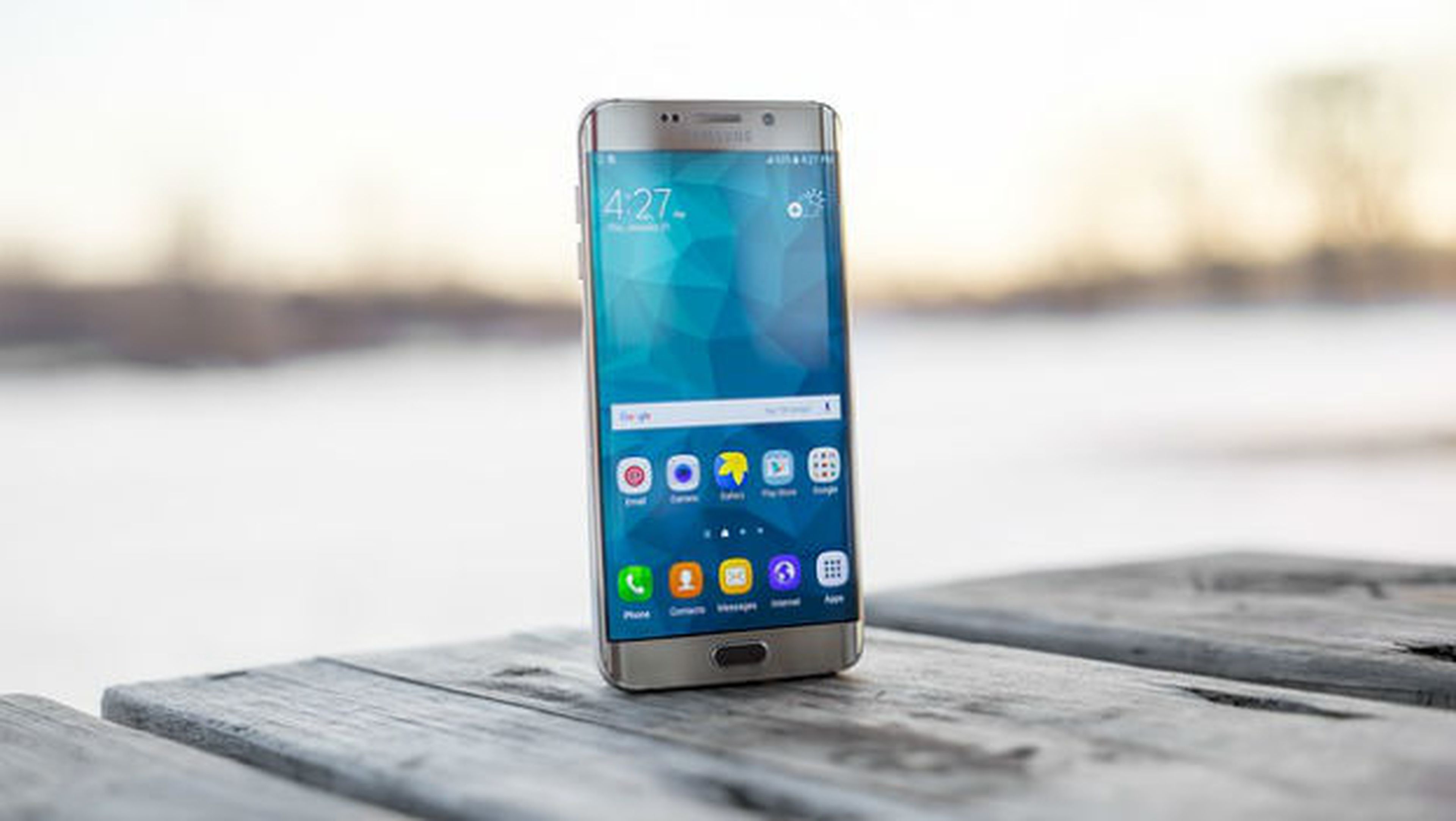Samsung trabaja para el futuro en un móvil todo pantalla por delante y por detrás.