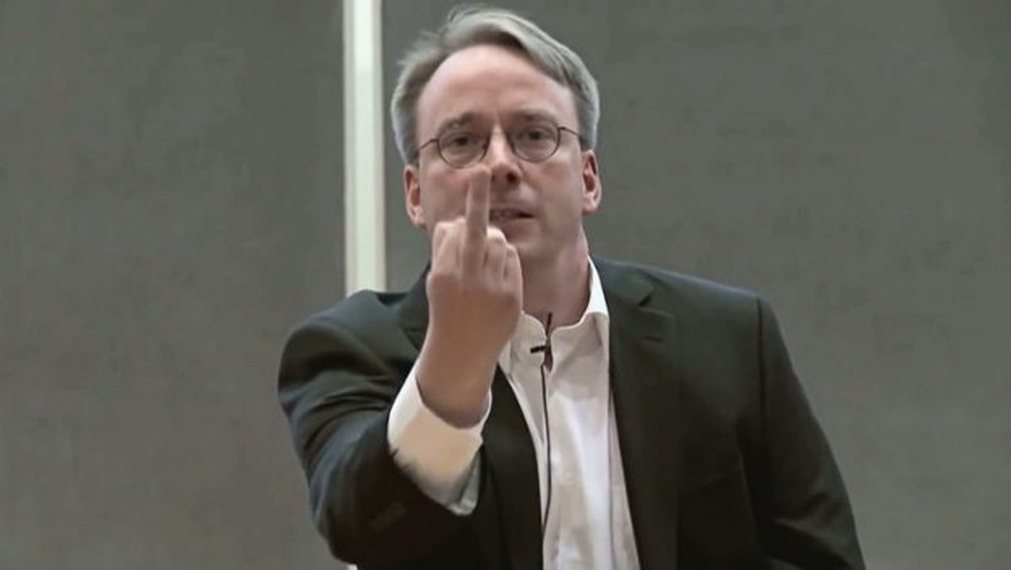 Linus Torvalds vuelve a criticar a Intel por las vulnerabilidades en sus procesadores.