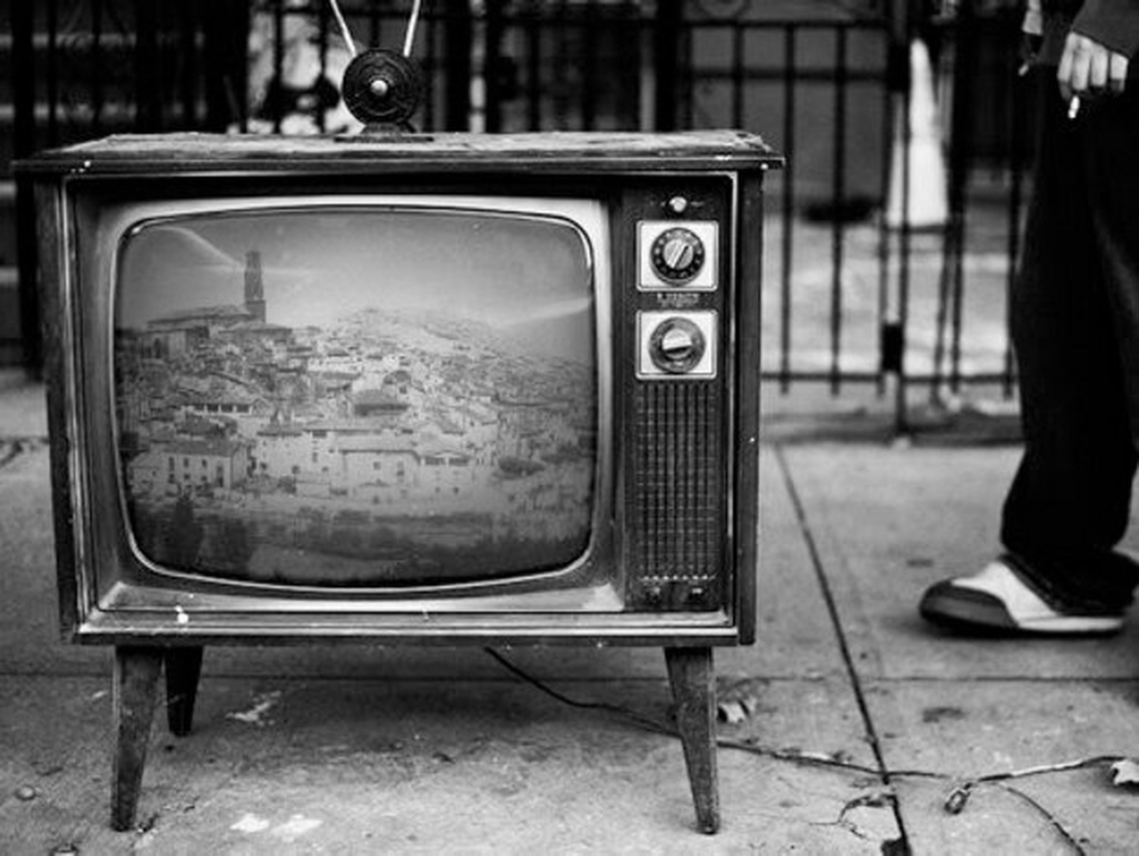 Televisor En Blanco Y Negro Antiguo