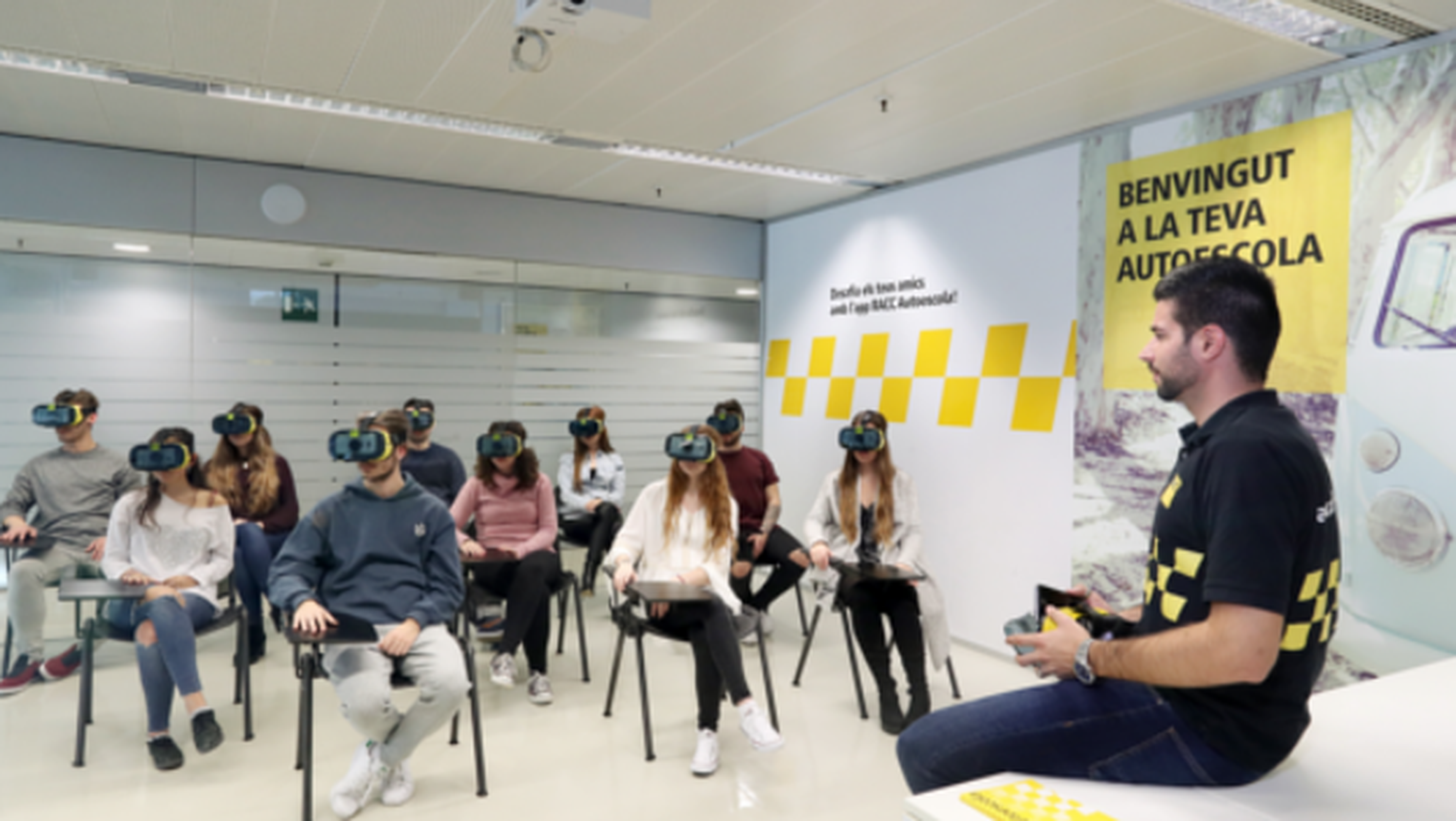 Clase autoescuela RACC con realidad virtual