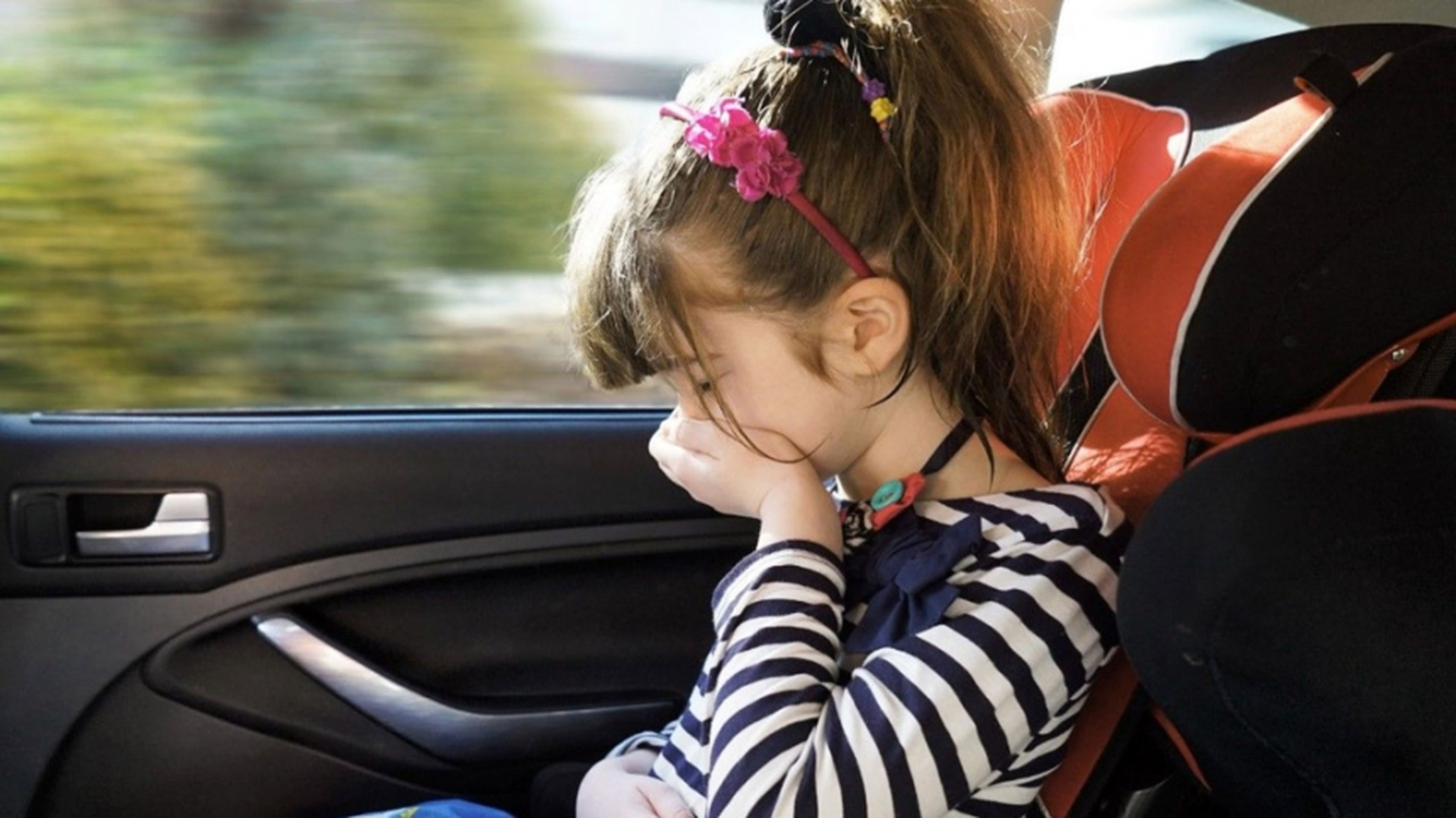 Долгая дорога в машине. Укачивание ребенка в автомобиле. Автомобиль для детей. Ребенка укачивает в машине. Машины для девочек.