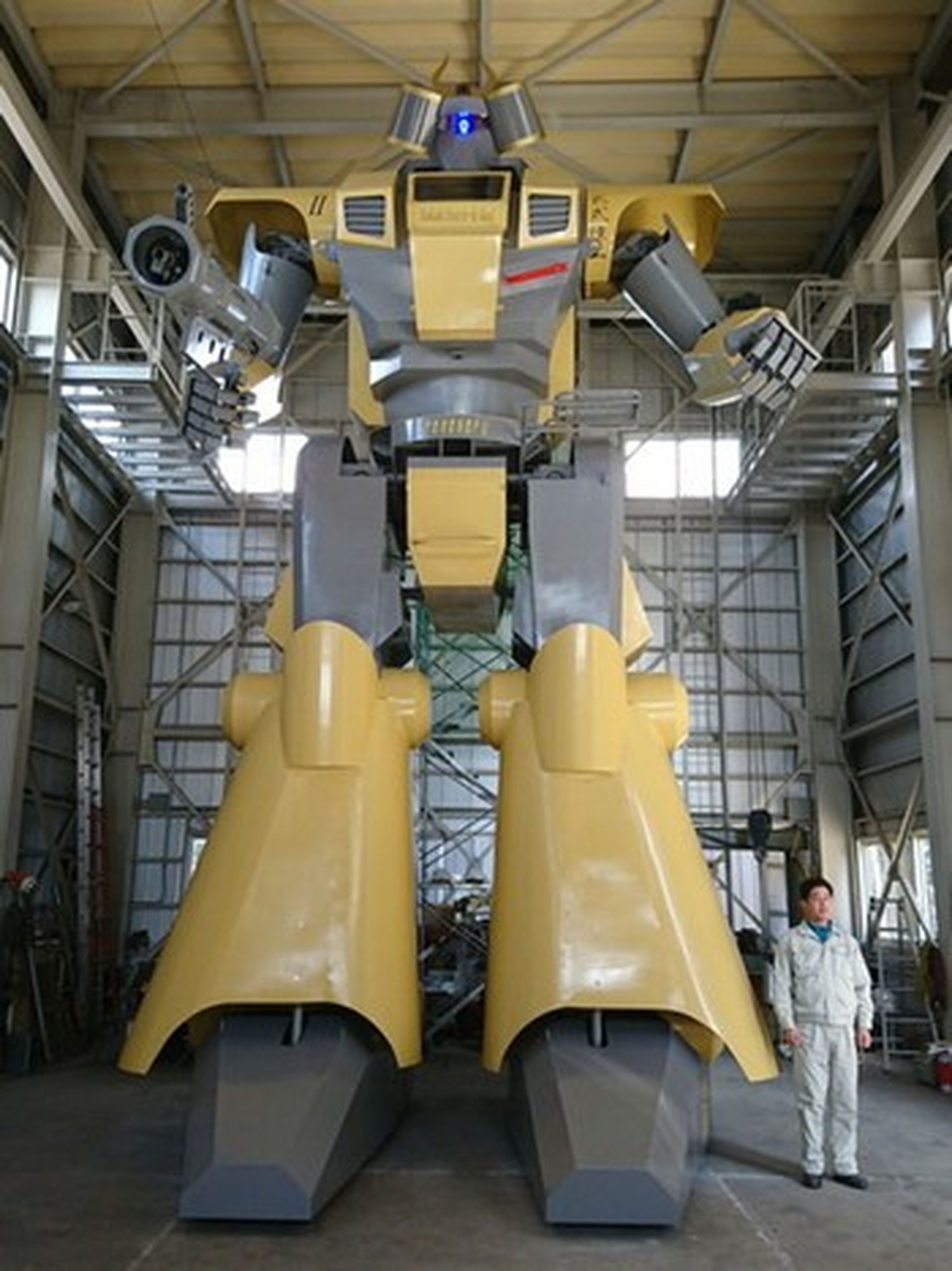 Robots gigantes pilotados por niños, así se divierten en Japón