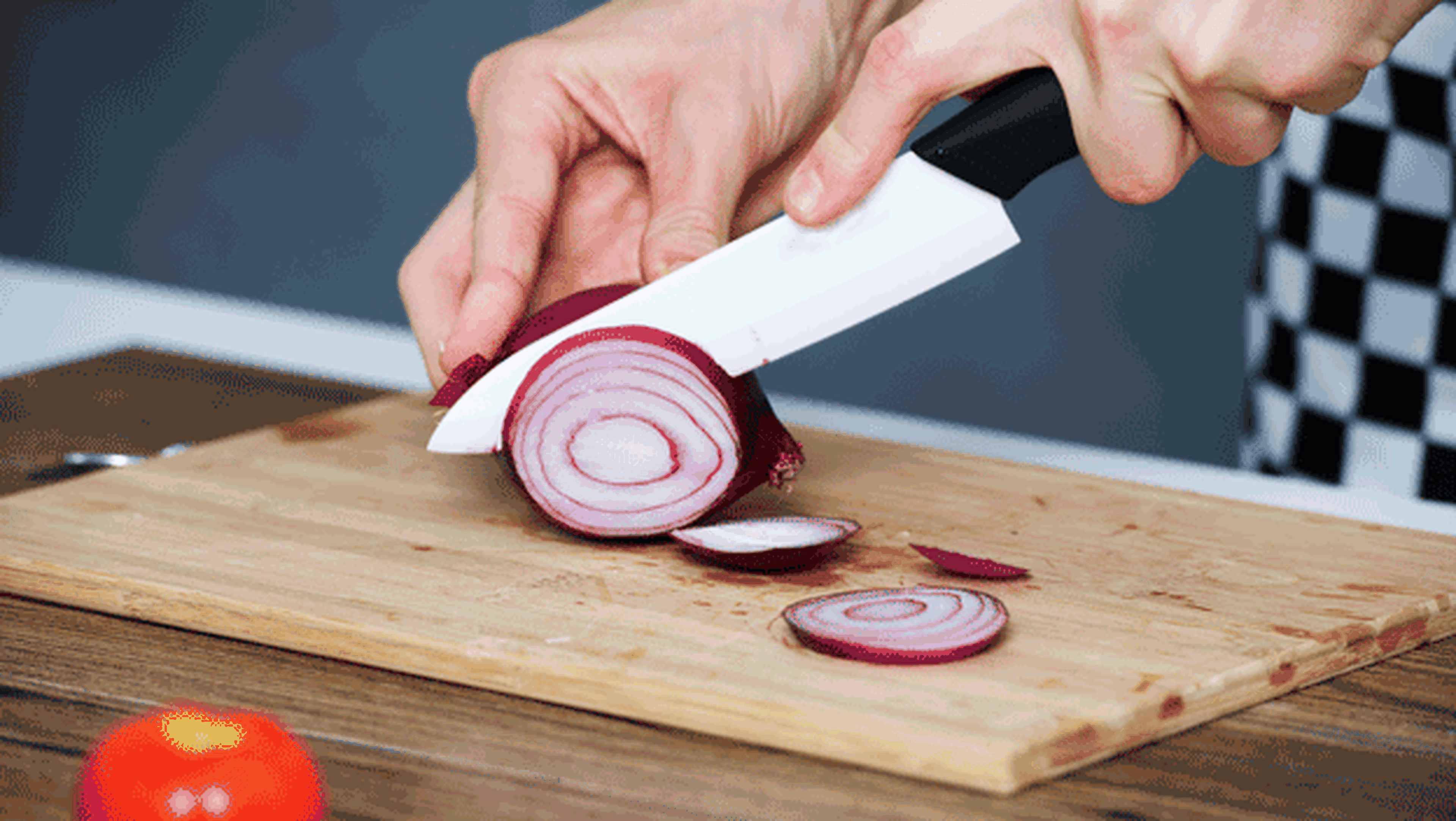 Cortar en rodajas una cebolla con un cortador de cebolla