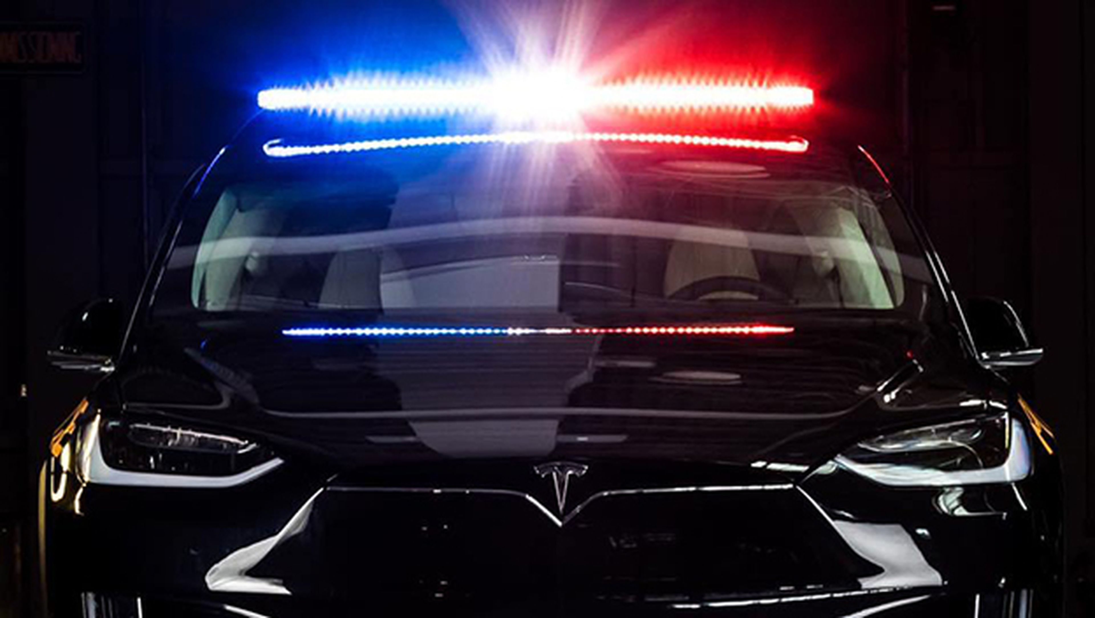 Un Tesla Model X se transforma en coche de policía