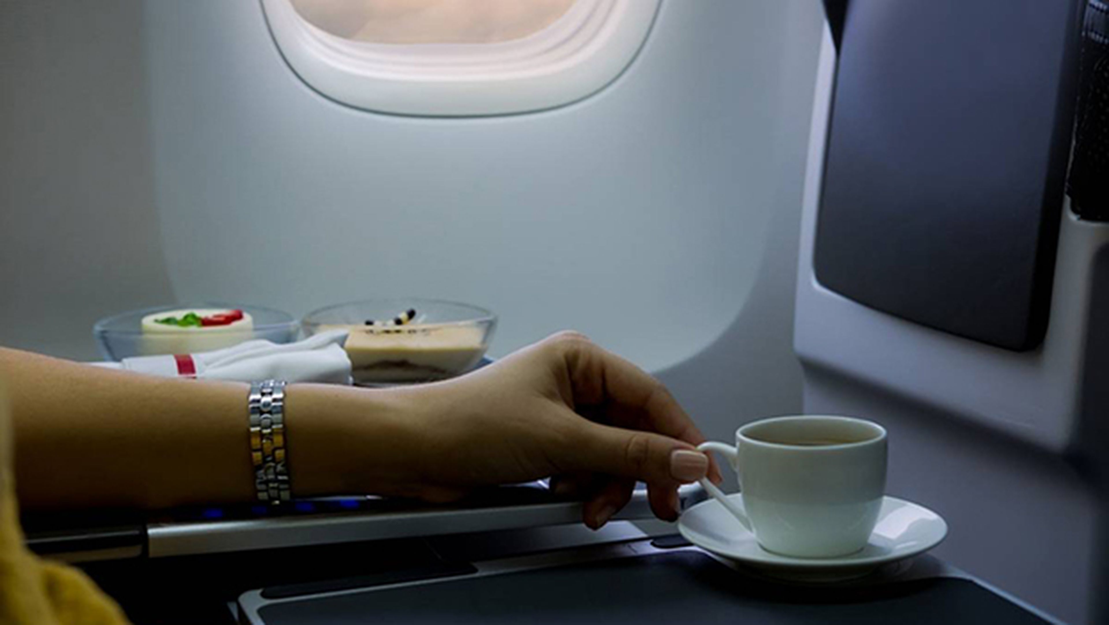 Por esto no deberías tomar café en un avión