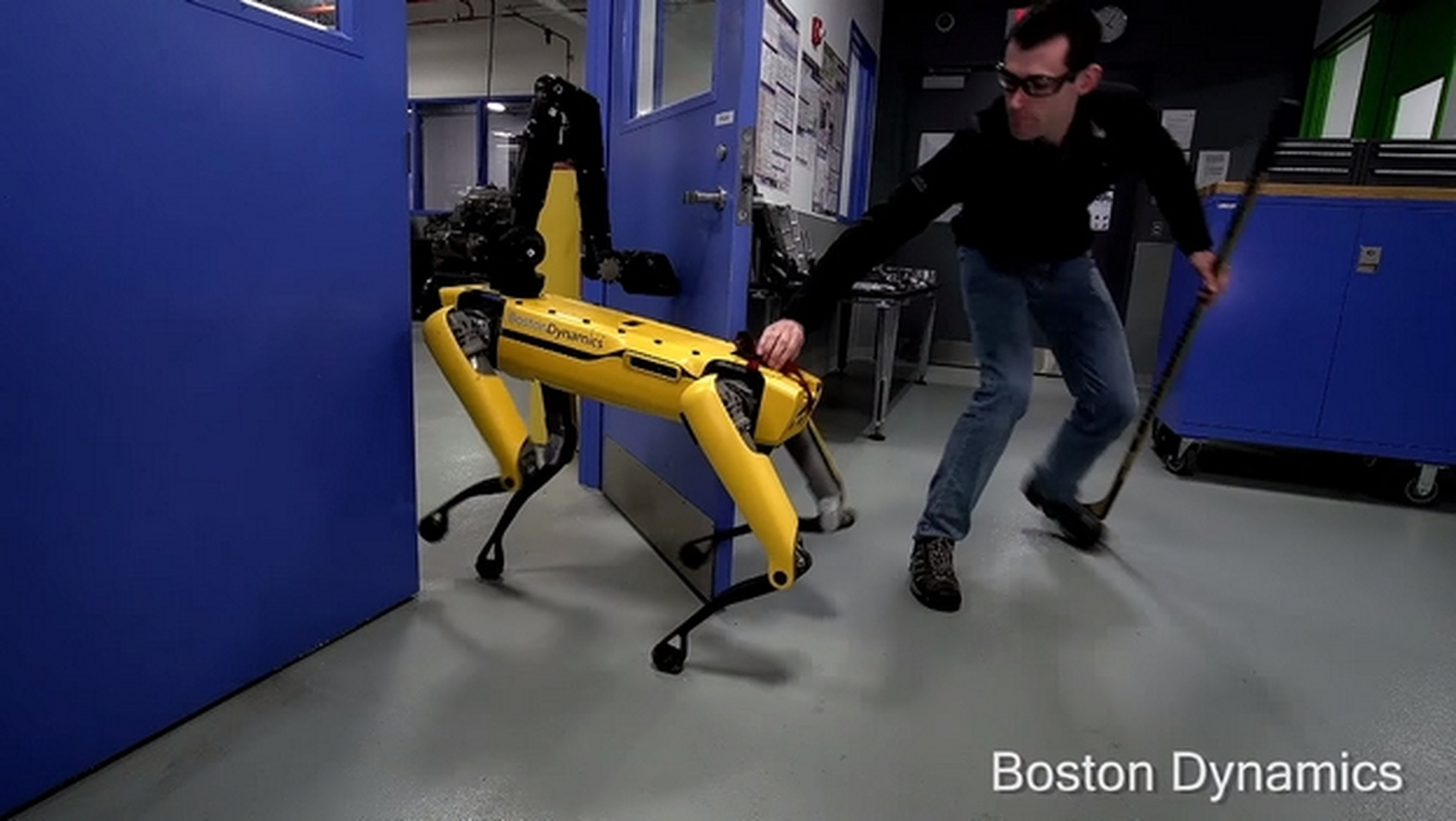 Así se rebela un robot contra un humano, en vivo y en directo
