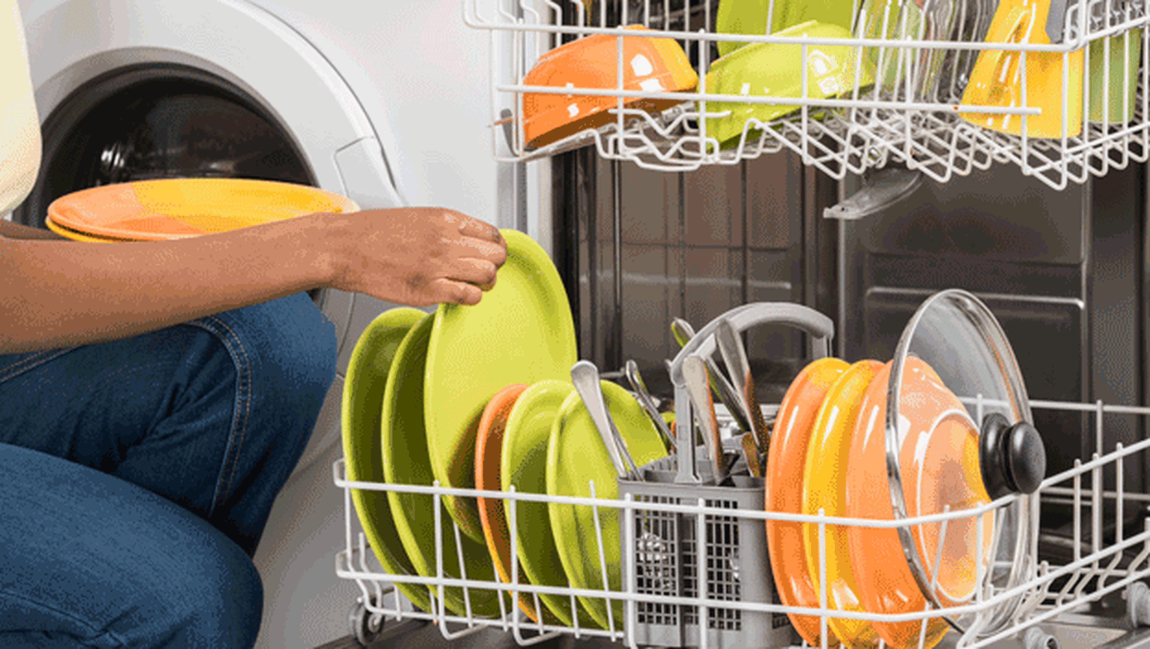 Какую посуду нельзя мыть в посудомоечной. Посуда в посудомоечной машине. Посудомоечная машина на кухне. Посуда dish Washer Dishwasher safe. Посудомоечная машина kitchenaid kif 5041 pletgs.