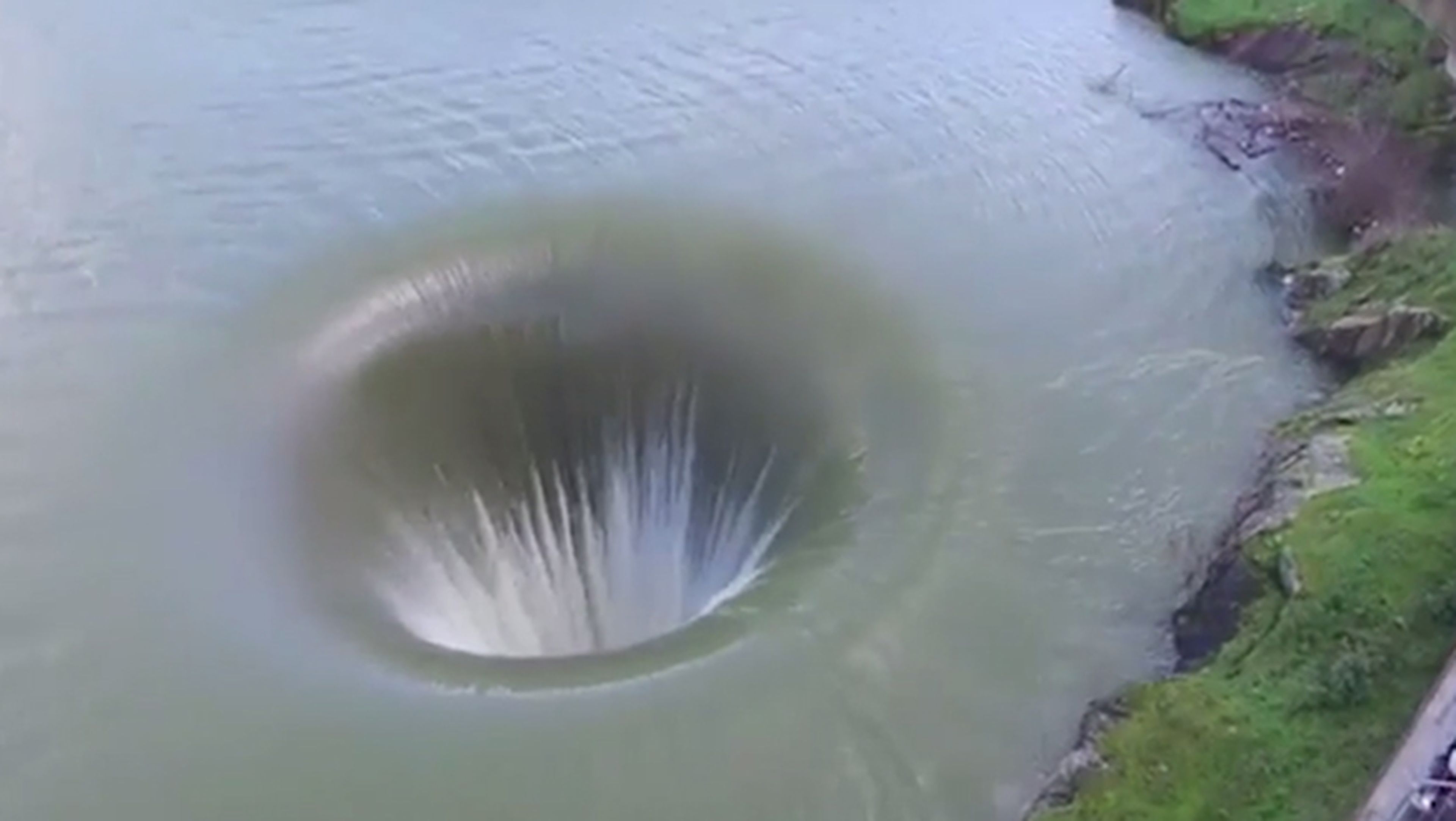 Este enorme agujero en un lago parece inexplicable