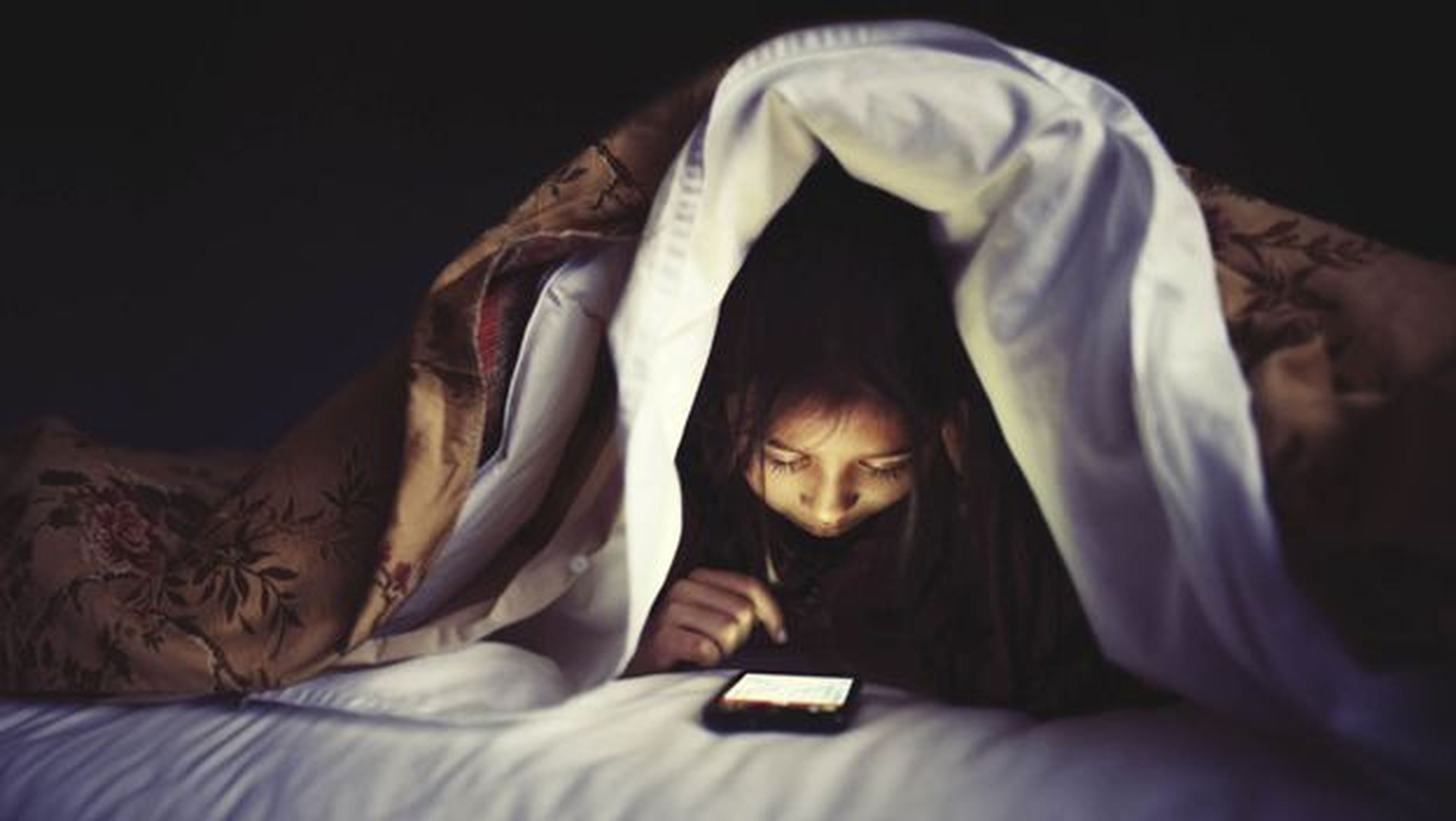 Usar móvil antes de dormir