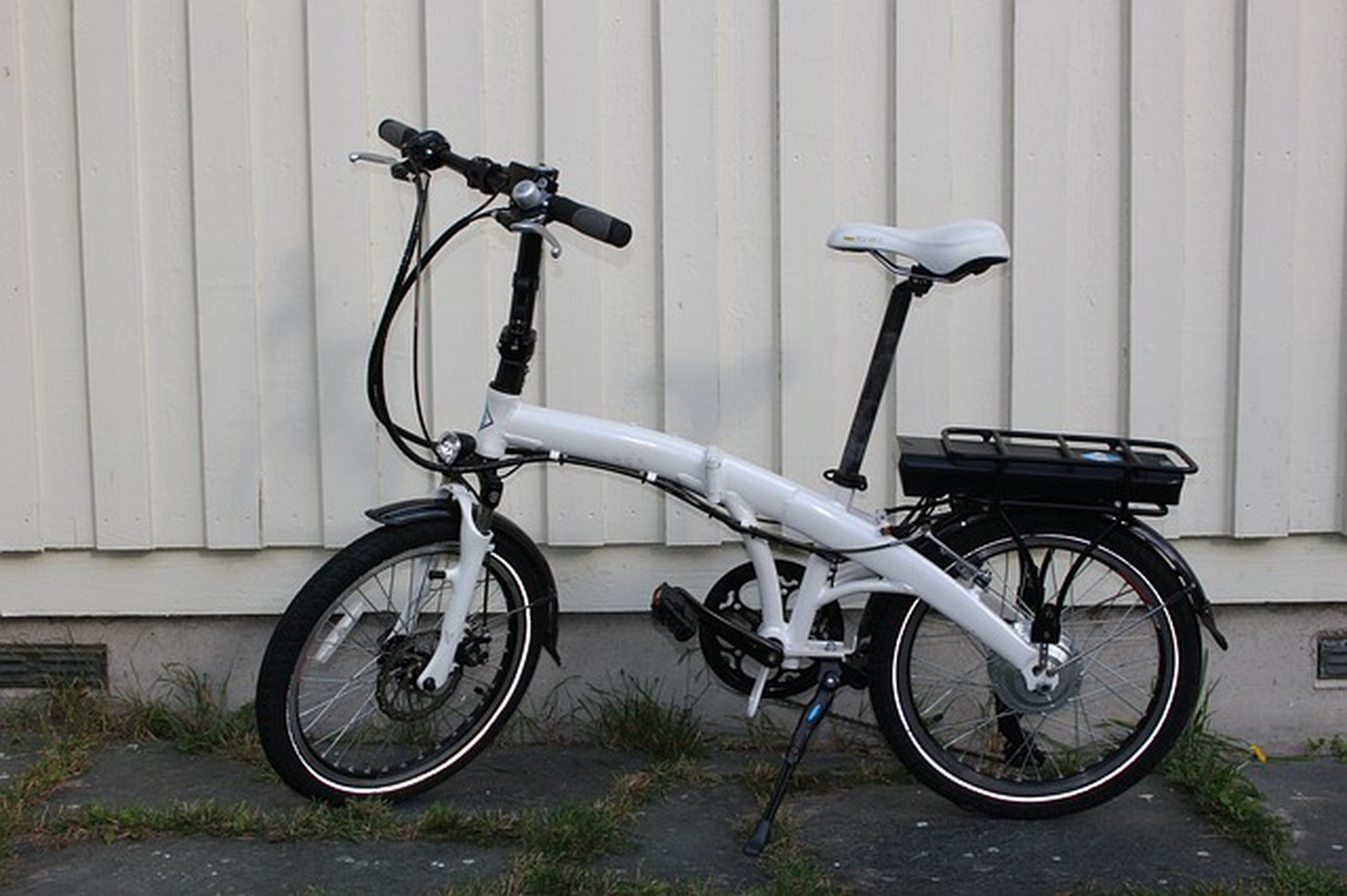Bicicleta eléctrica plegable en la calle