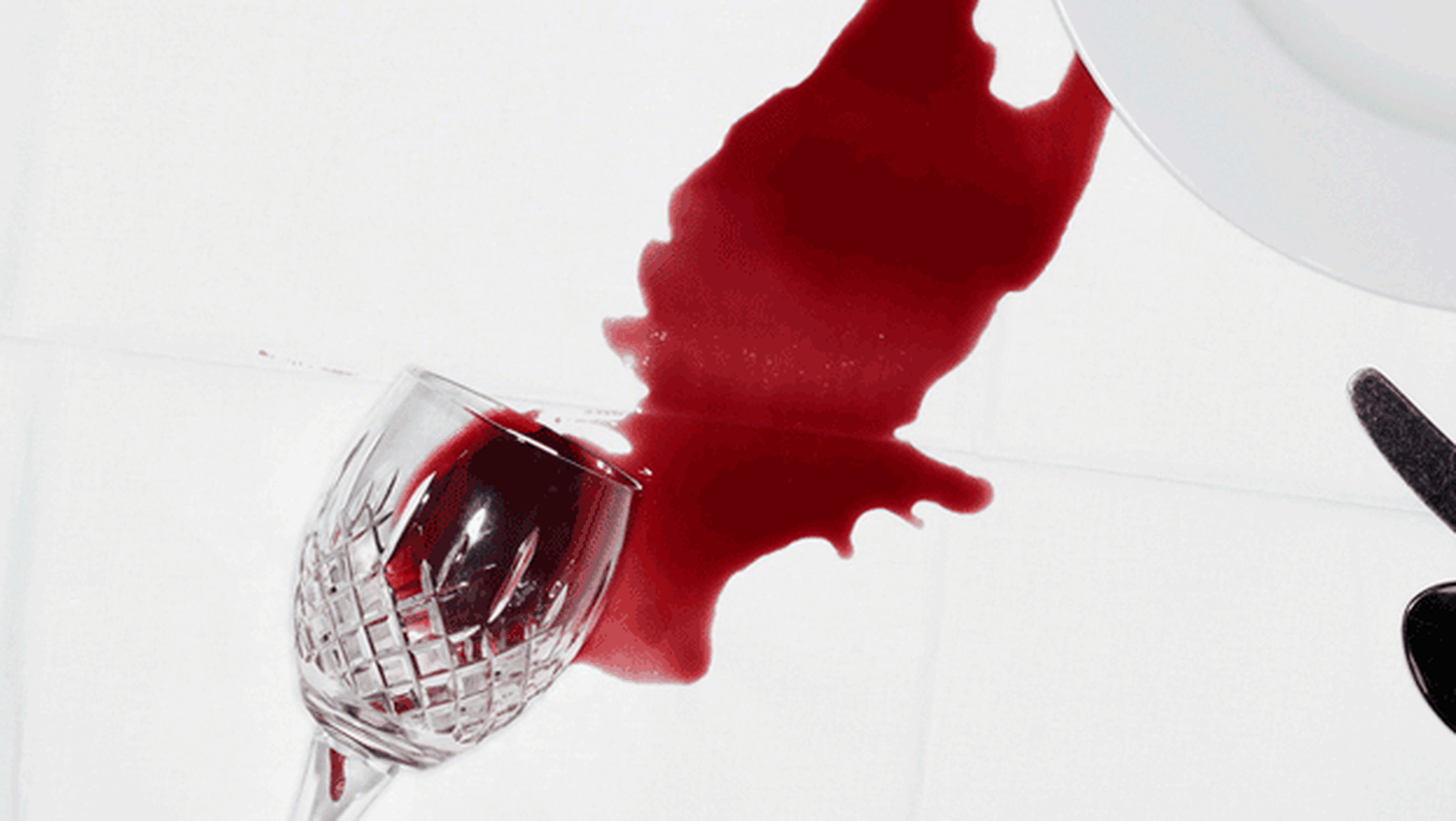 Сухое вино в крови. Красное вино. Разлитое красное вино. Вино разливается.
