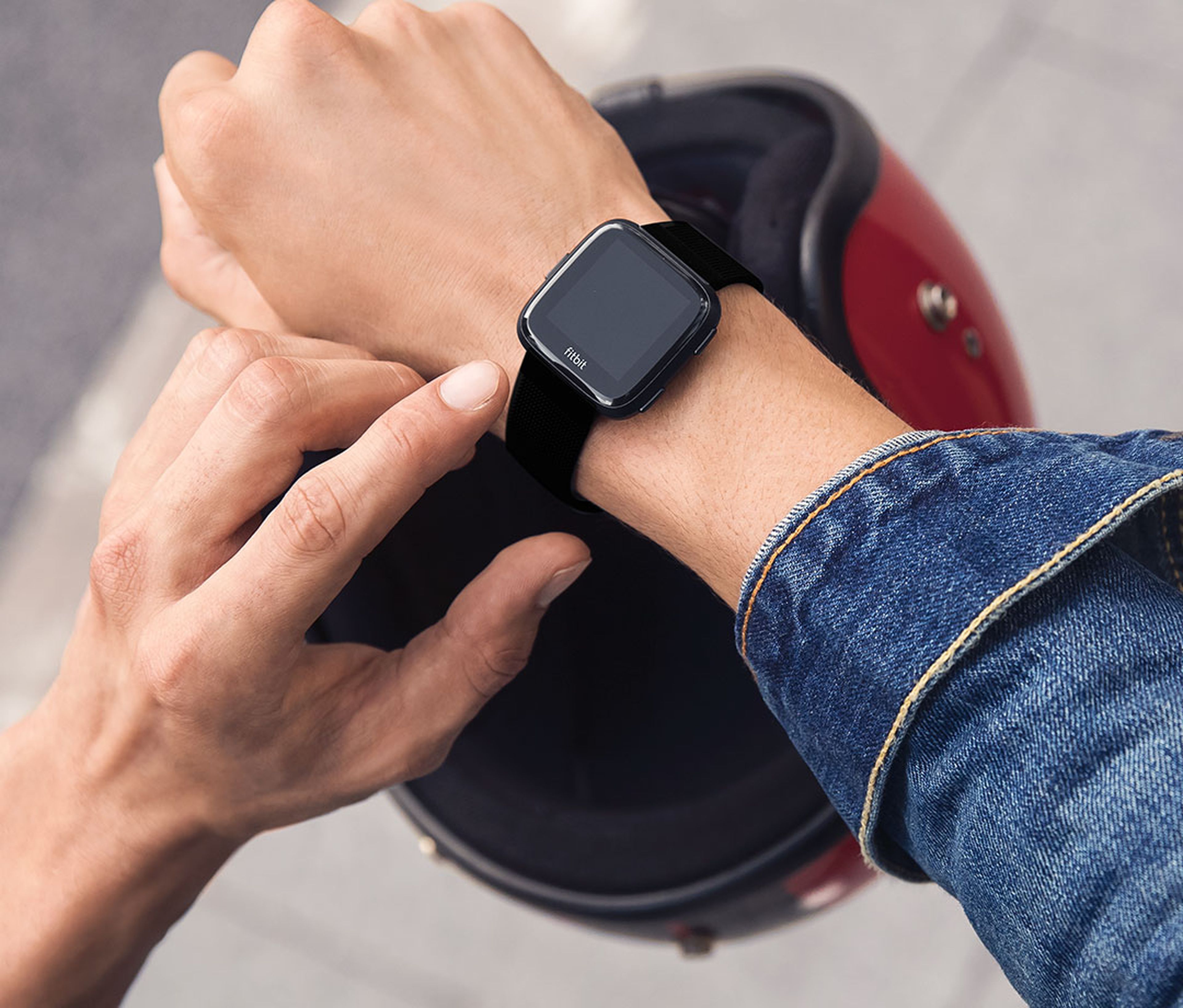 Fitbit Versa, el reloj inteligente más pequeño y barato que el Apple Watch