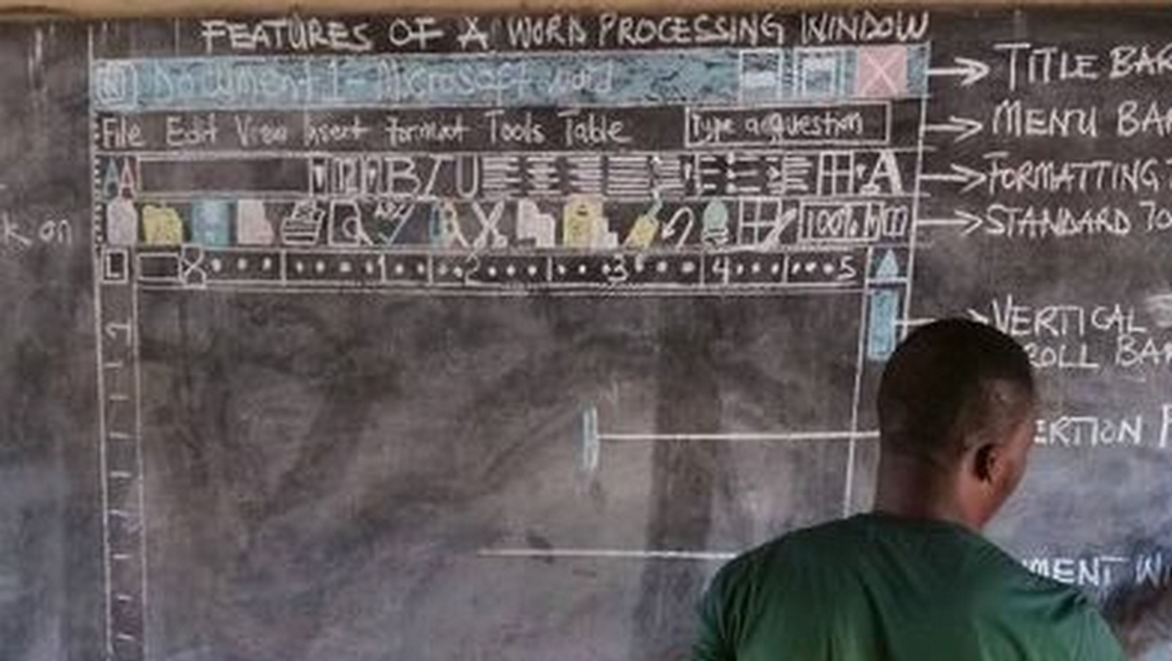 Microsoft ayuda al profesor de Ghana que enseña Word en una pizarra