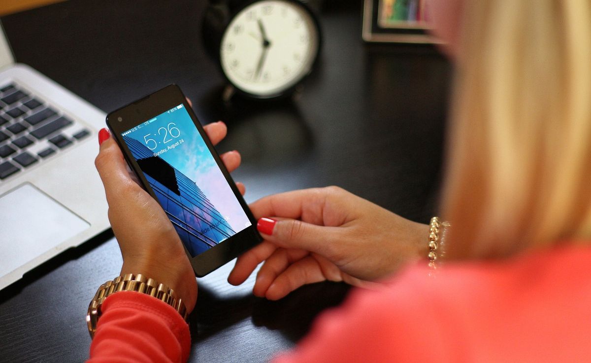 Cómo arreglar que tu móvil Android o iPhone no muestre la hora correctamente